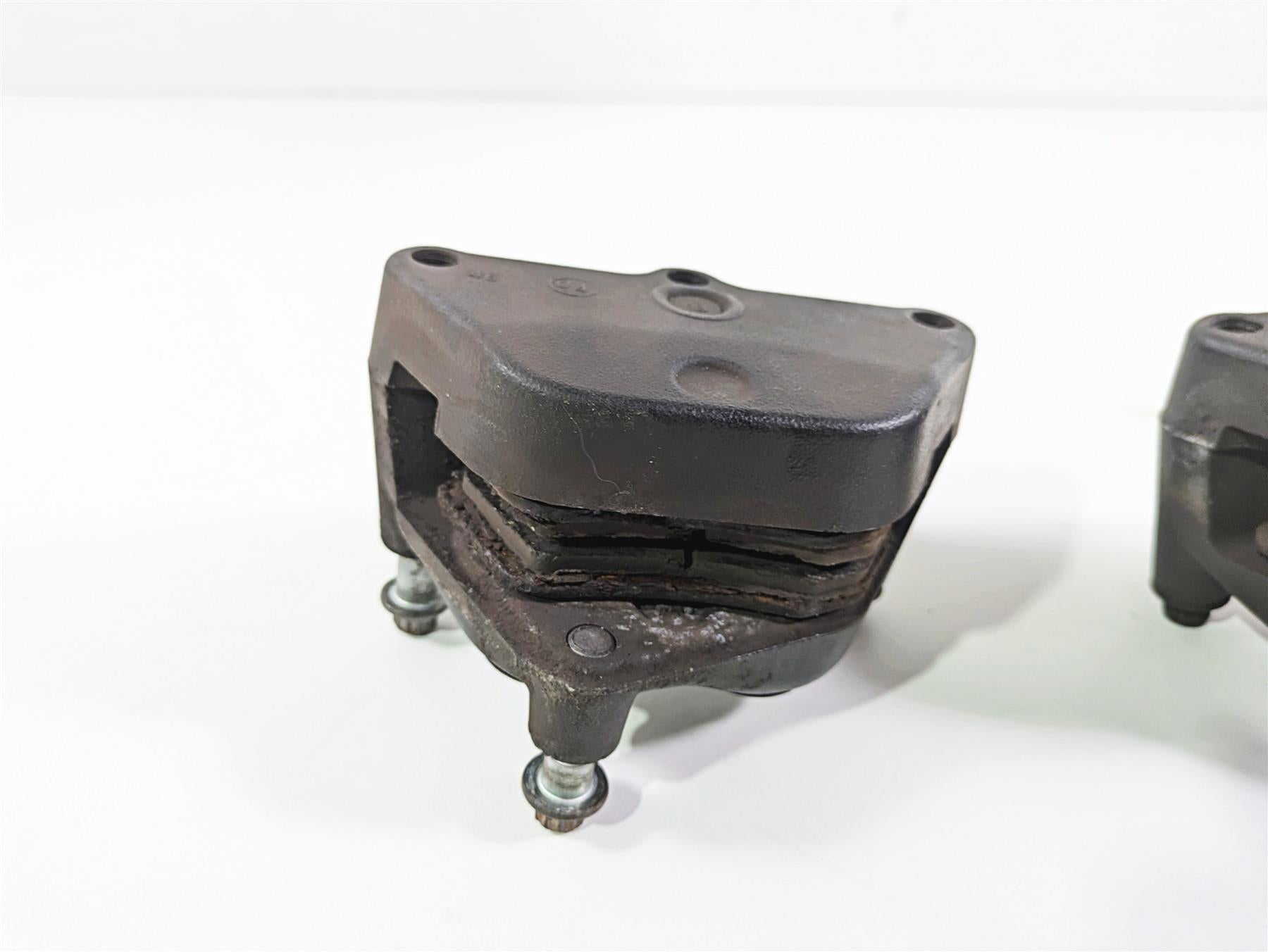 2005 Harley Touring FLHRI Road King Front Brake Caliper Set 44023-00C 44046-00D {{ shop.shopifyCountryName }} - Mototech271