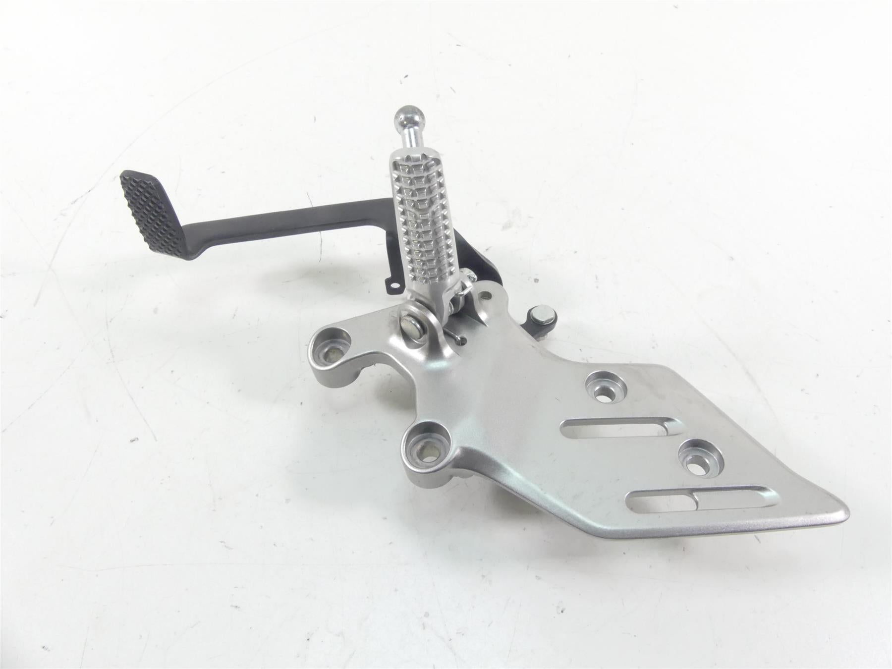 2022 Yamaha MT09 FZ09 Right Front Footpeg + Brake Pedal Set B7N-27443-00-00 {{ shop.shopifyCountryName }} - Mototech271
