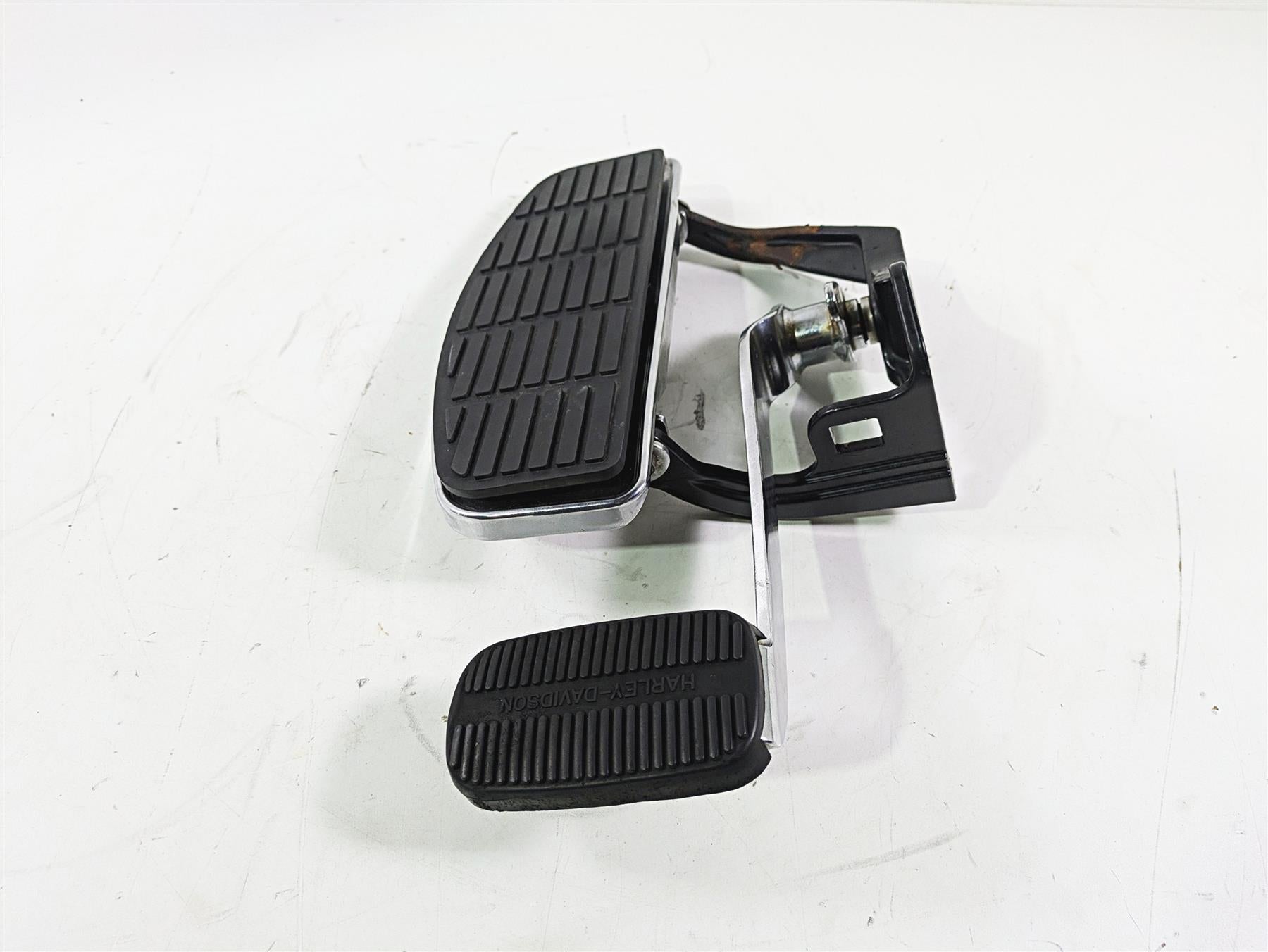 2004 Harley FLSTCI Softail Heritage Front Right Floor Board & Brake 50600026 {{ shop.shopifyCountryName }} - Mototech271