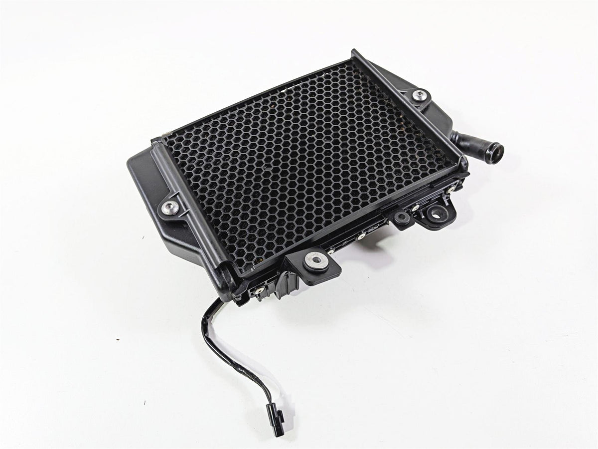 2022 Triumph Tiger 900 GT Pro Left Coolant Radiator And Fan T2104610 {{ shop.shopifyCountryName }} - Mototech271