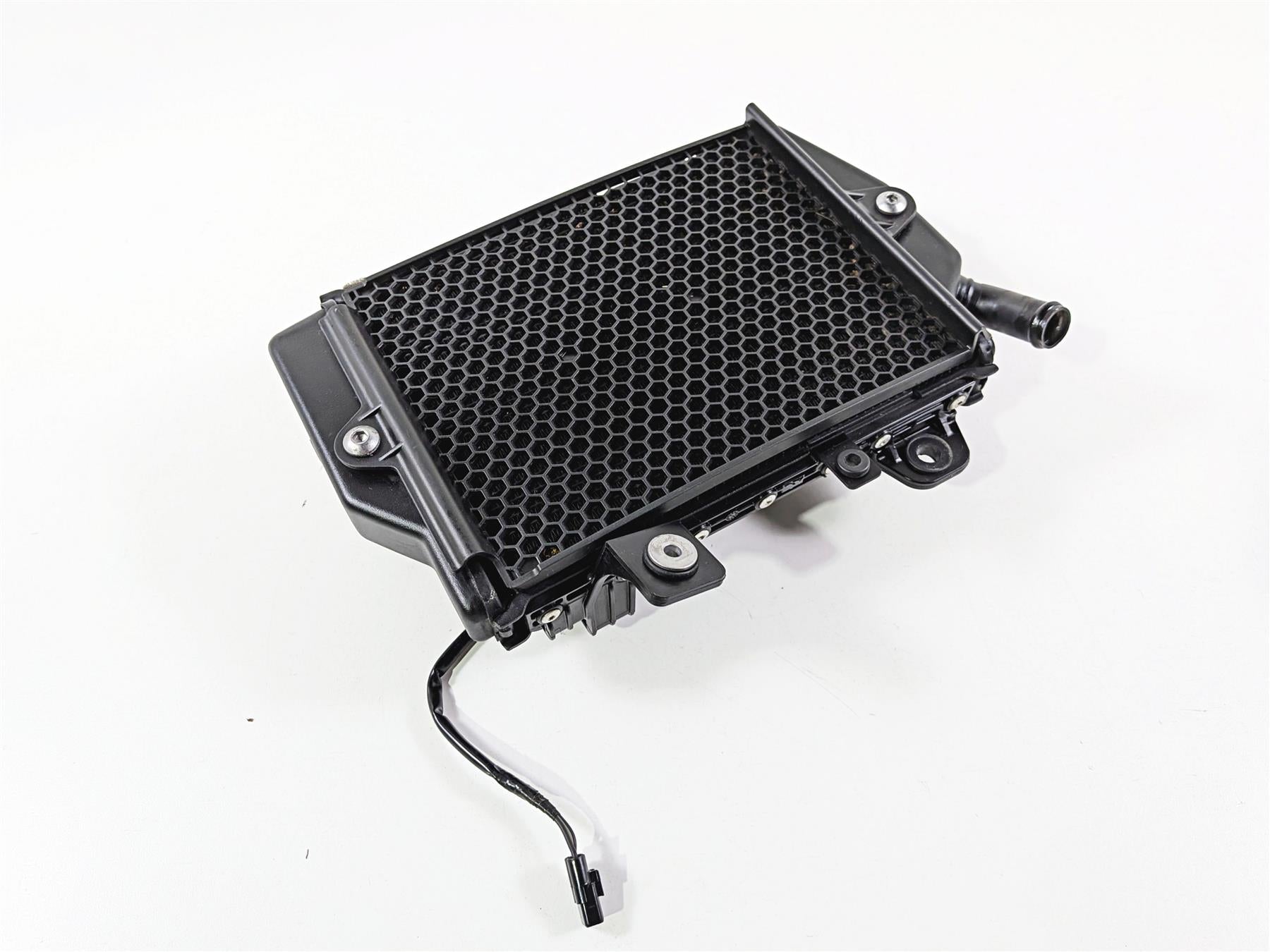 2022 Triumph Tiger 900 GT Pro Left Coolant Radiator And Fan T2104610 {{ shop.shopifyCountryName }} - Mototech271