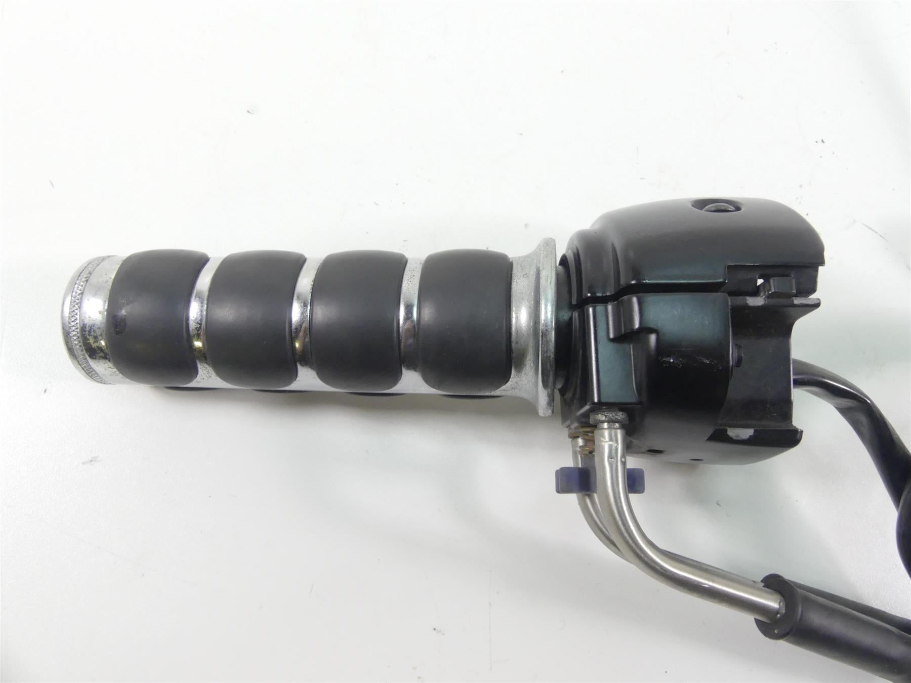 2006 Harley VRSCD Night Rod Right Hand Control Switch + Throttle Grips 71684-06A {{ shop.shopifyCountryName }} - Mototech271