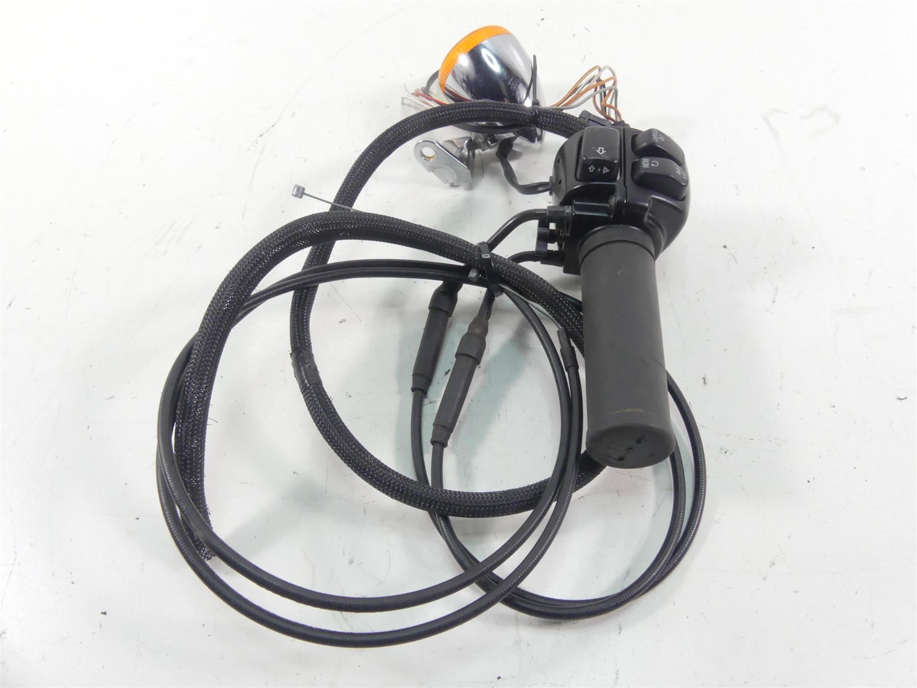 2010 Harley FXDWG Dyna Wide Glide Right Hand Control Switch & Blinker 71684-06A {{ shop.shopifyCountryName }} - Mototech271