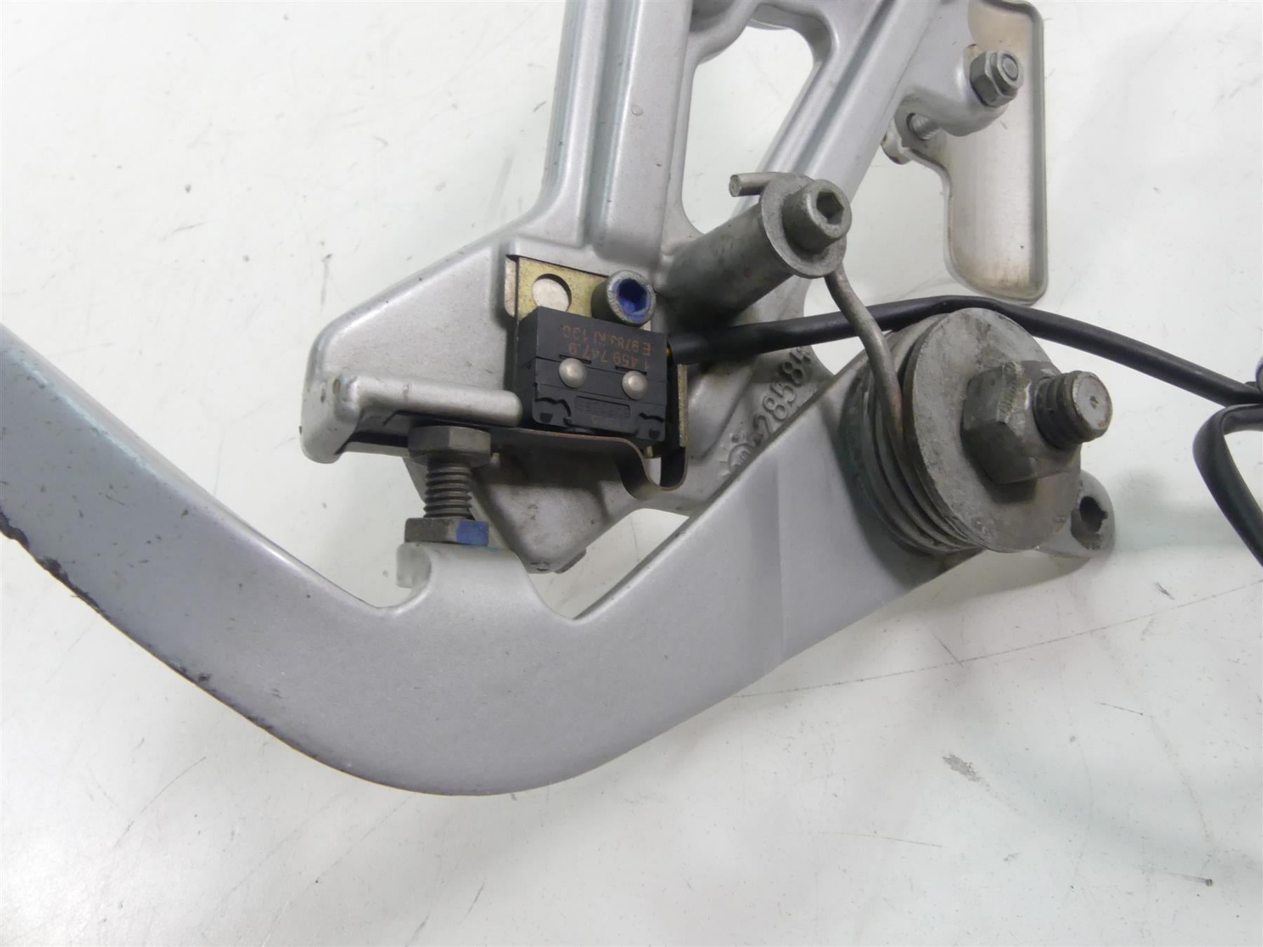 2001 BMW R1150 GS R21 Right Front Rider Footpeg & Brake Pedal Set 46712335598 {{ shop.shopifyCountryName }} - Mototech271