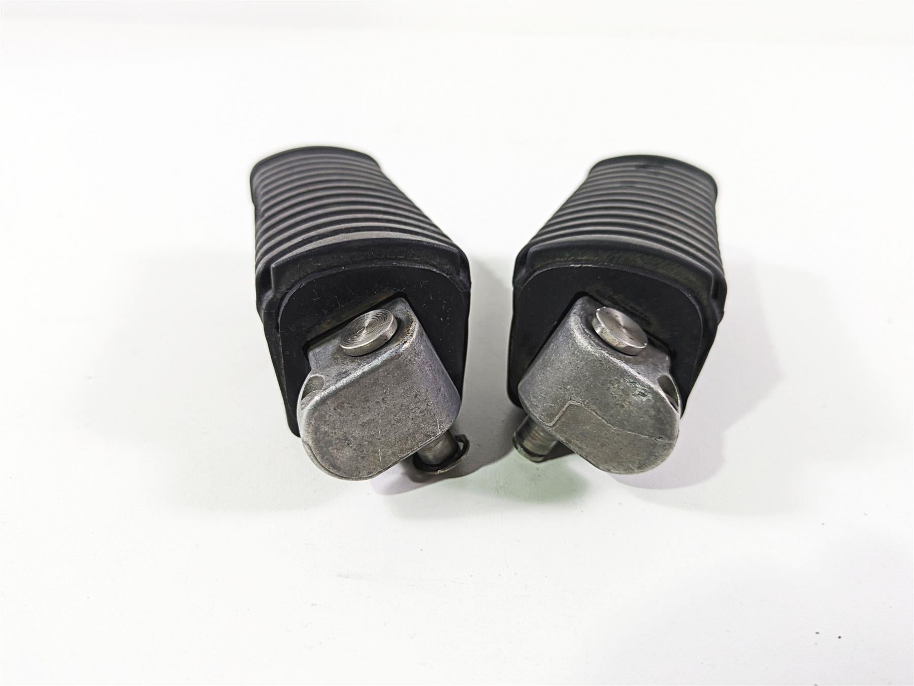 2006 BMW R1200GS K255 Adv Rear Passenger Footpeg Foot Peg Set - Read 46717664225 {{ shop.shopifyCountryName }} - Mototech271