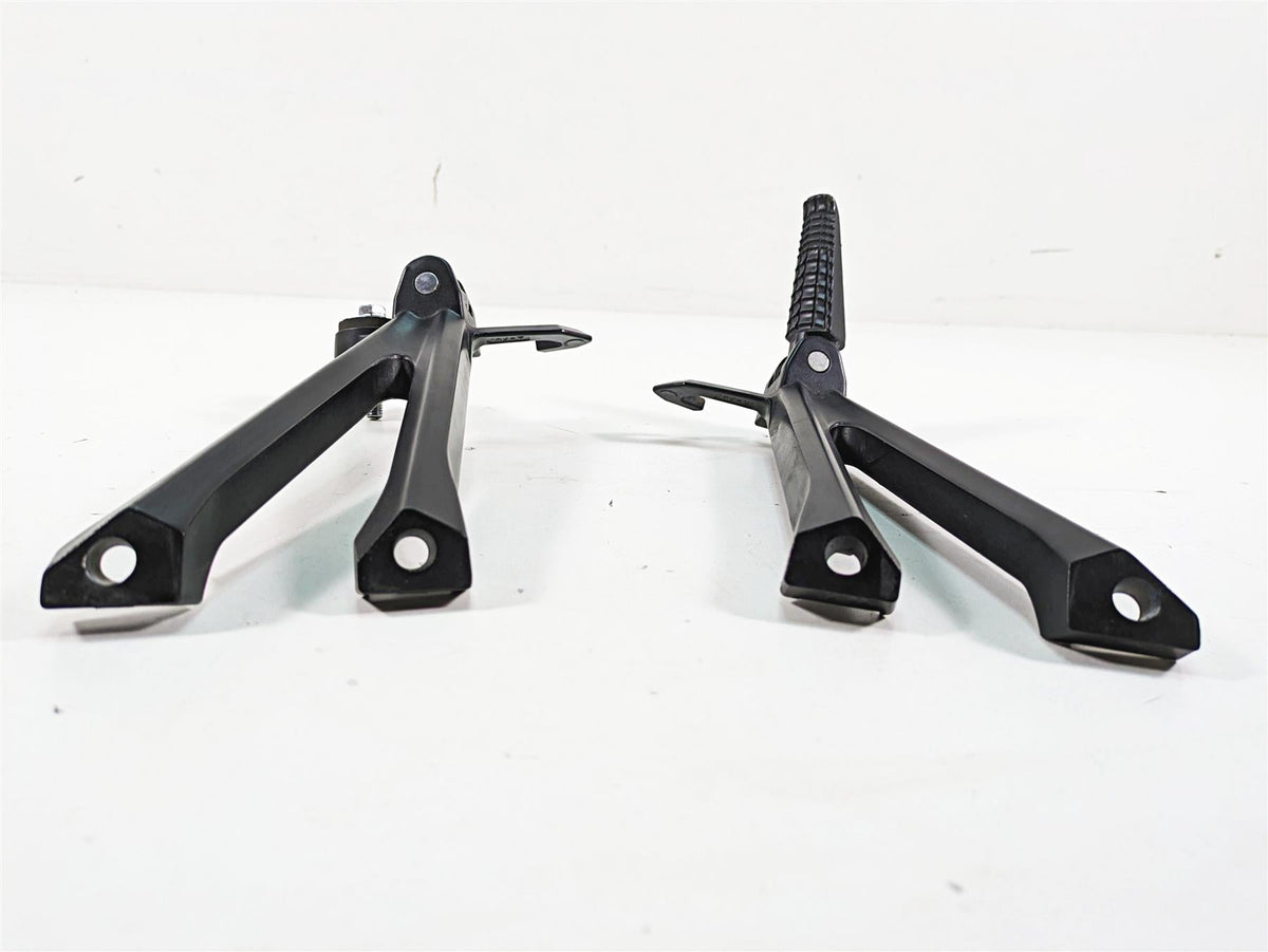 2022 Suzuki GSXR 750 Passenger Footpeg Foot Peg Rest Set 43600-14J30 43700-14J30 {{ shop.shopifyCountryName }} - Mototech271