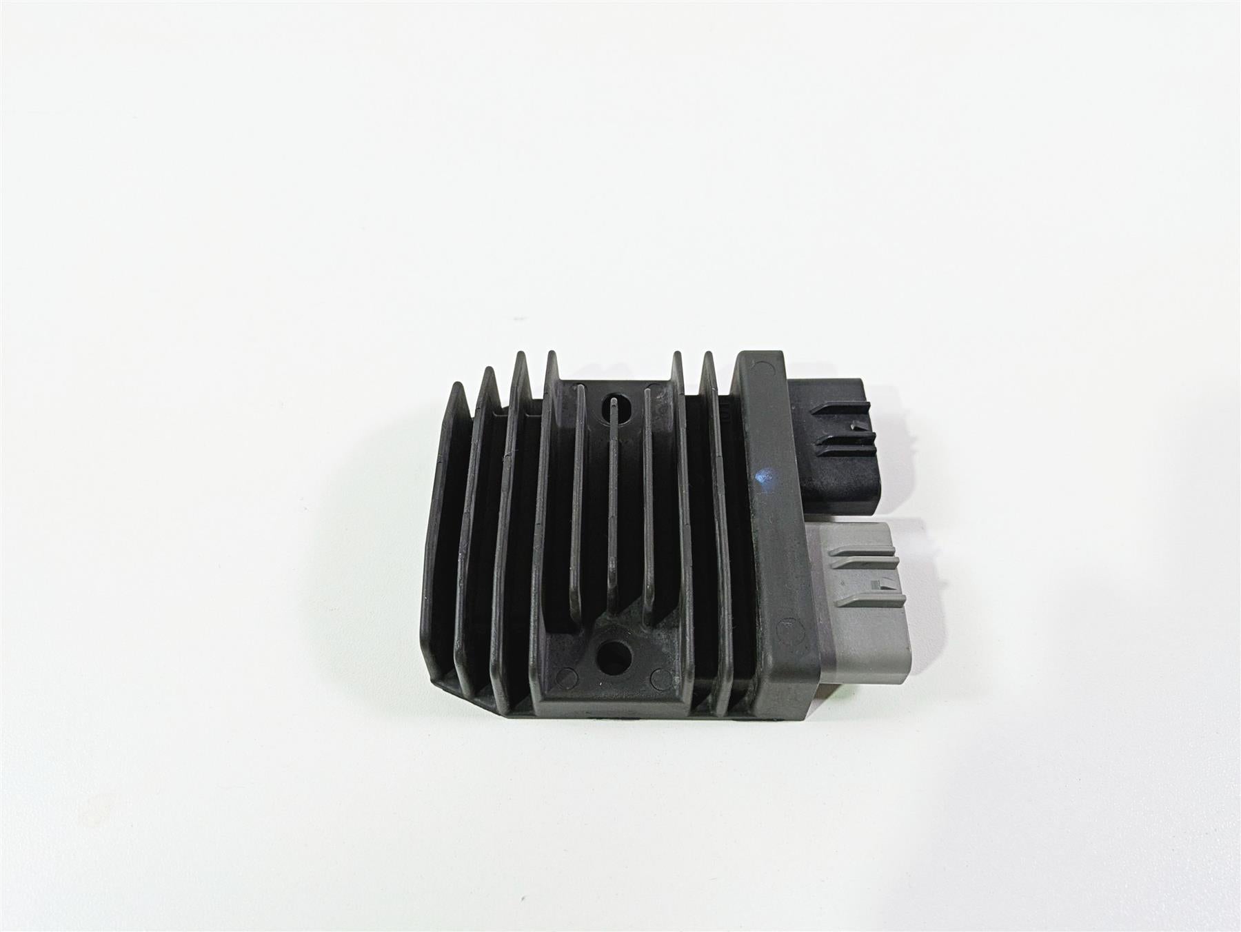 2024 Triumph Tiger 900 GT Rectifier Voltage Regulator FH027AA T1300675 {{ shop.shopifyCountryName }} - Mototech271