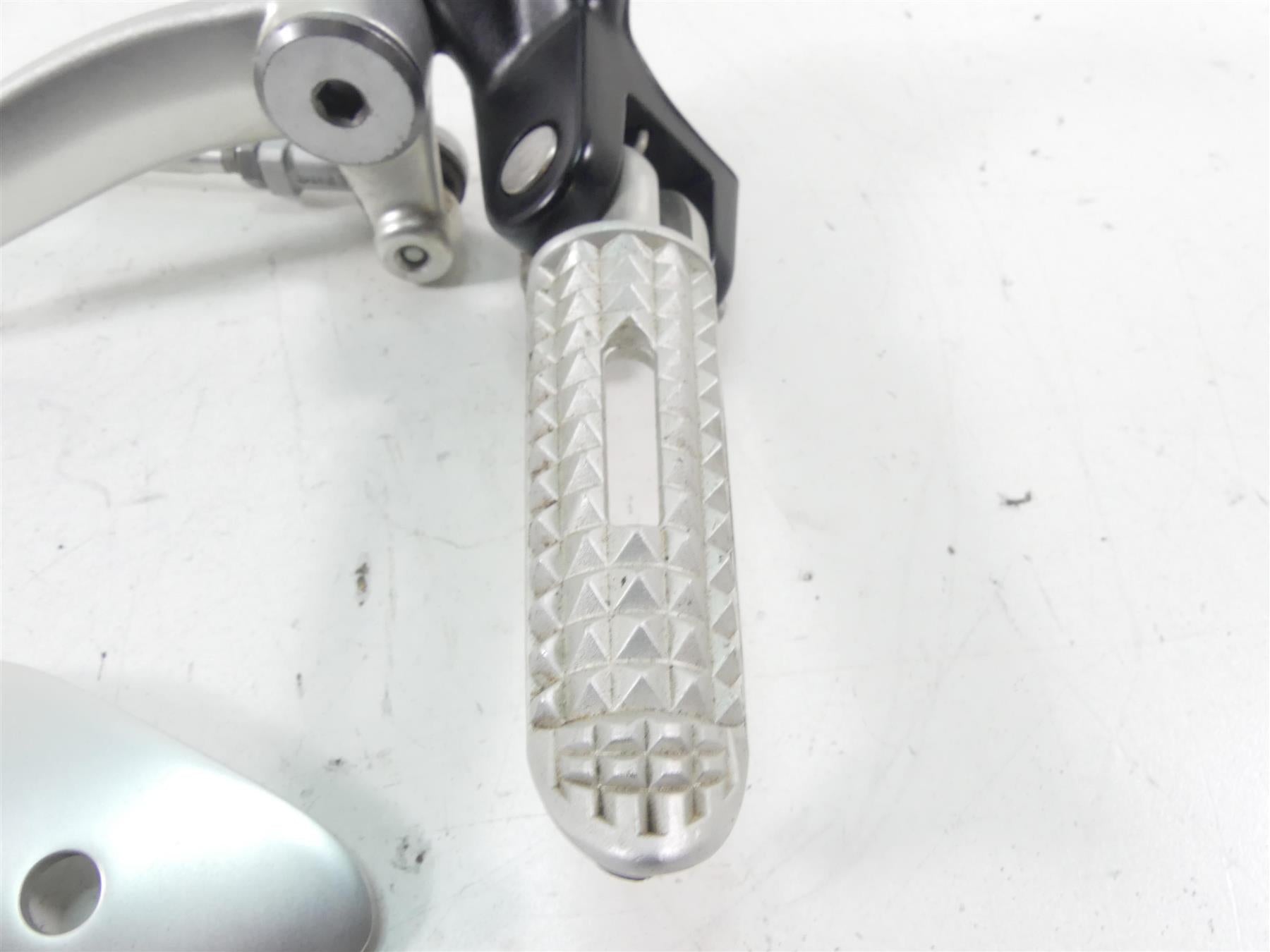 2017 Triumph Thruxton 1200 R Left Front Footpeg Shifter Set T2088079 T2081562 {{ shop.shopifyCountryName }} - Mototech271