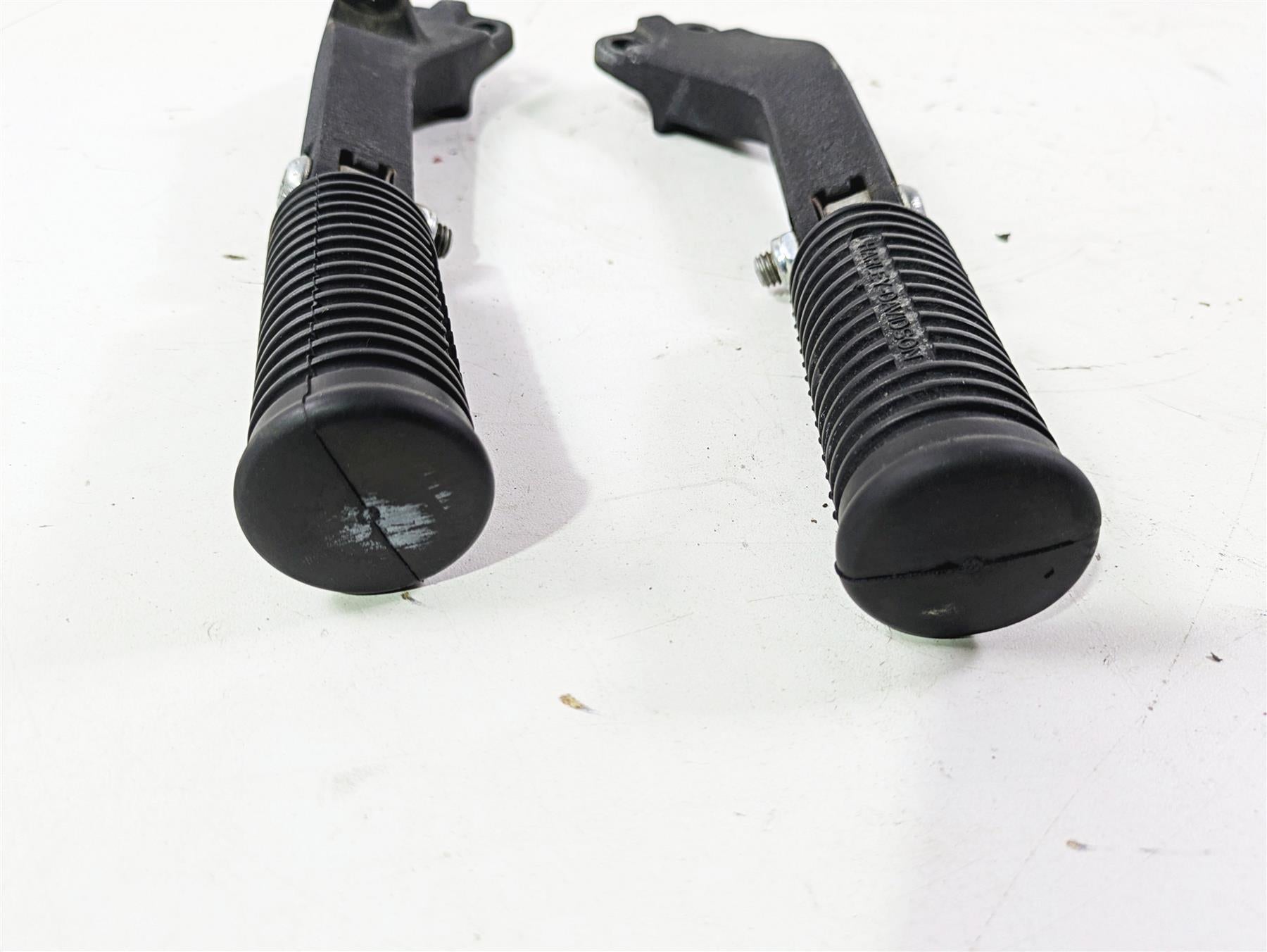 2011 Harley FXDC Dyna Super Glide Rear Passenger Footpeg Set 49224-06A 49230-06 {{ shop.shopifyCountryName }} - Mototech271
