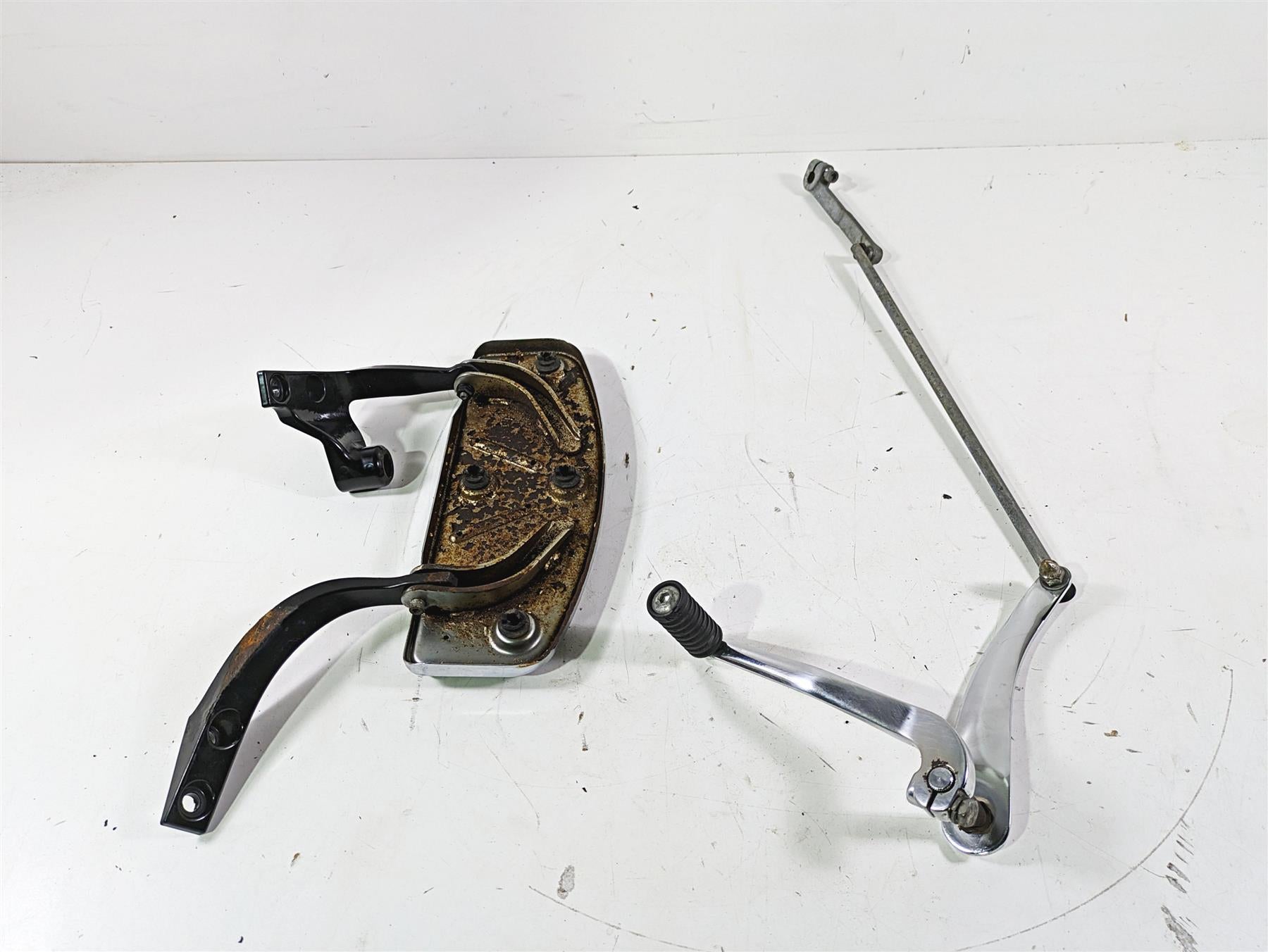 2012 Harley FLD Dyna Switchback Left Floor Board & Shifter 54174-12 34887-06 {{ shop.shopifyCountryName }} - Mototech271