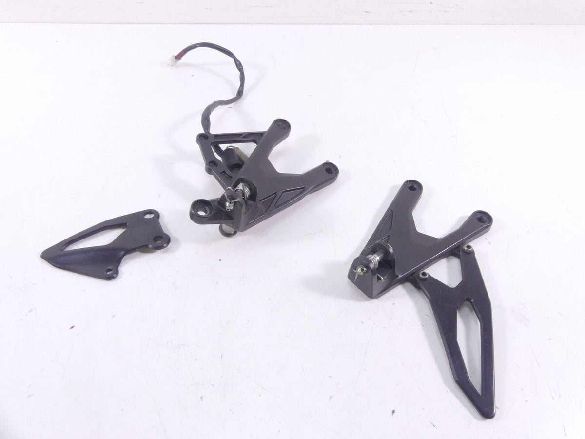 2015 Yamaha YZF-R1M Front Left Right Footpeg Foot Peg Mount Set 2CR-27443-00-00 {{ shop.shopifyCountryName }} - Mototech271