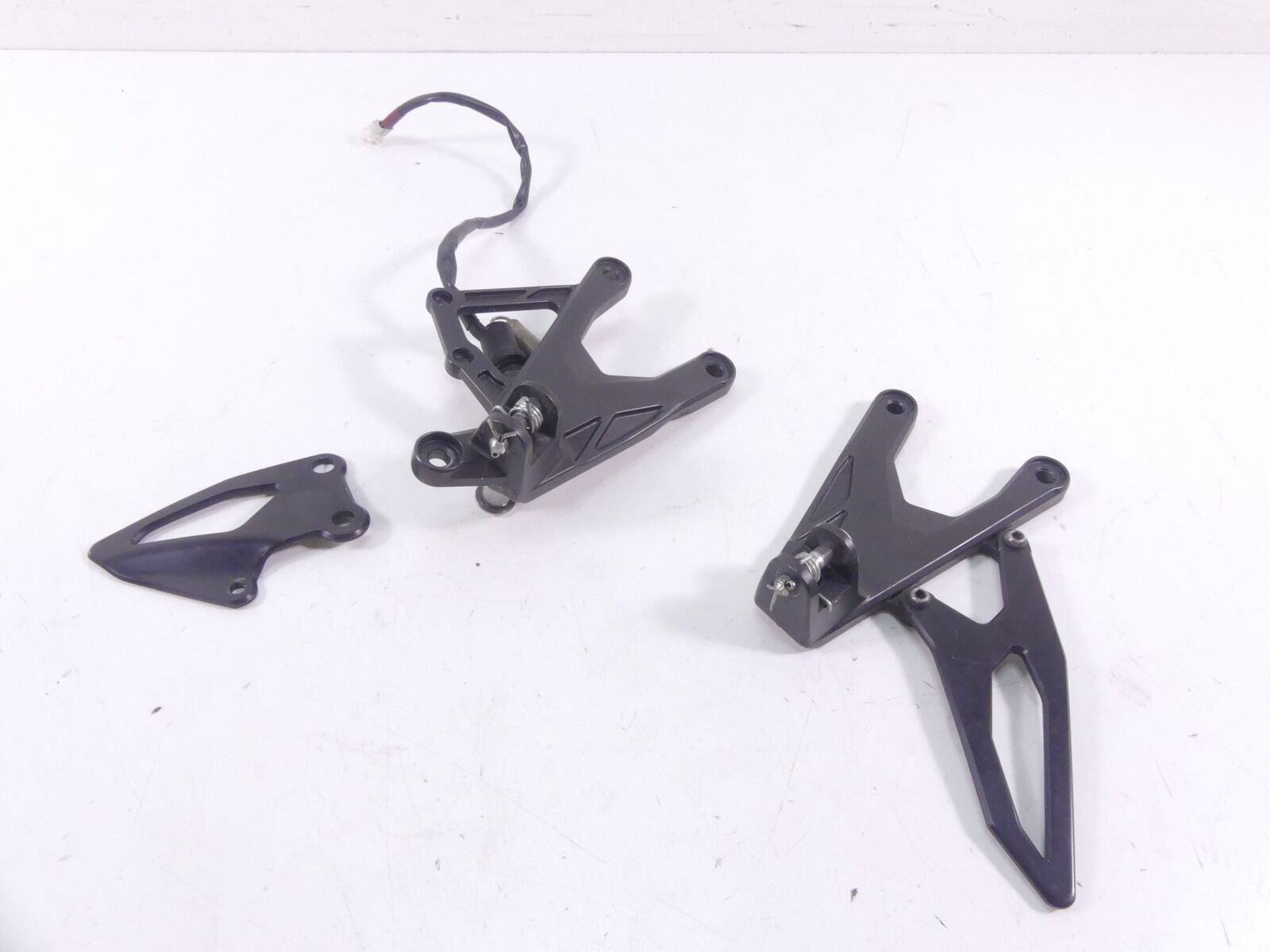 2015 Yamaha YZF-R1M Front Left Right Footpeg Foot Peg Mount Set 2CR-27443-00-00 {{ shop.shopifyCountryName }} - Mototech271