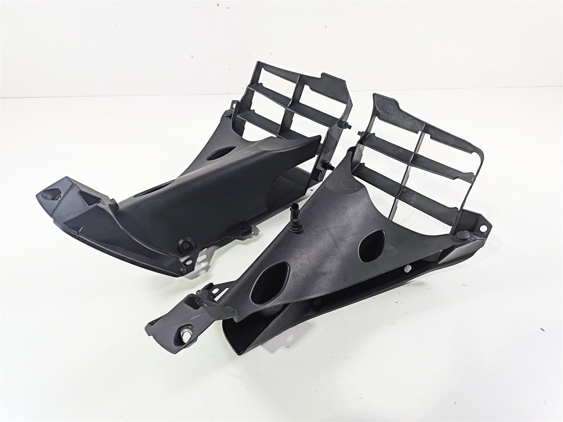 2016 BMW R1200RT RT RTW K52 Radiator Inlet Cover Fairing Shroud 46637728668 {{ shop.shopifyCountryName }} - Mototech271