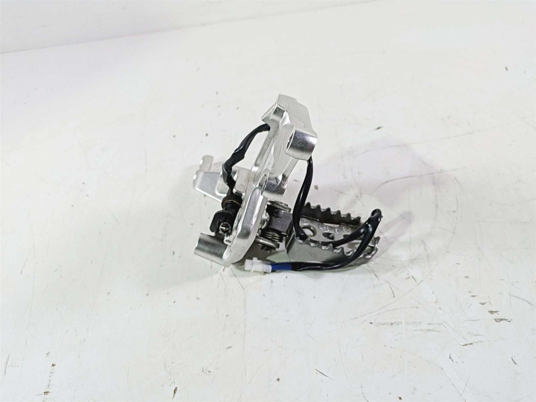 2021 Yamaha Tenere 700 XTZ7 Right Footpeg Foot Peg & Mount BW3-F7443-00-00 {{ shop.shopifyCountryName }} - Mototech271