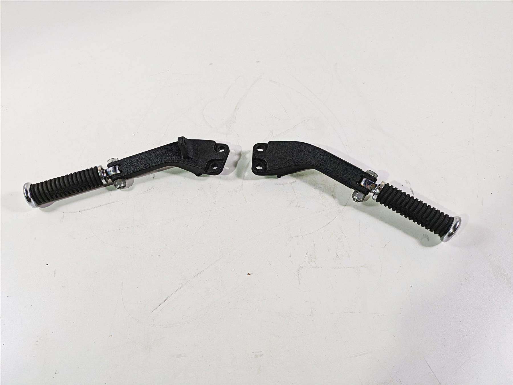 2017 Harley Dyna FXDB Street Bob Rear Passenger Footpeg & Mount Set 33032-99