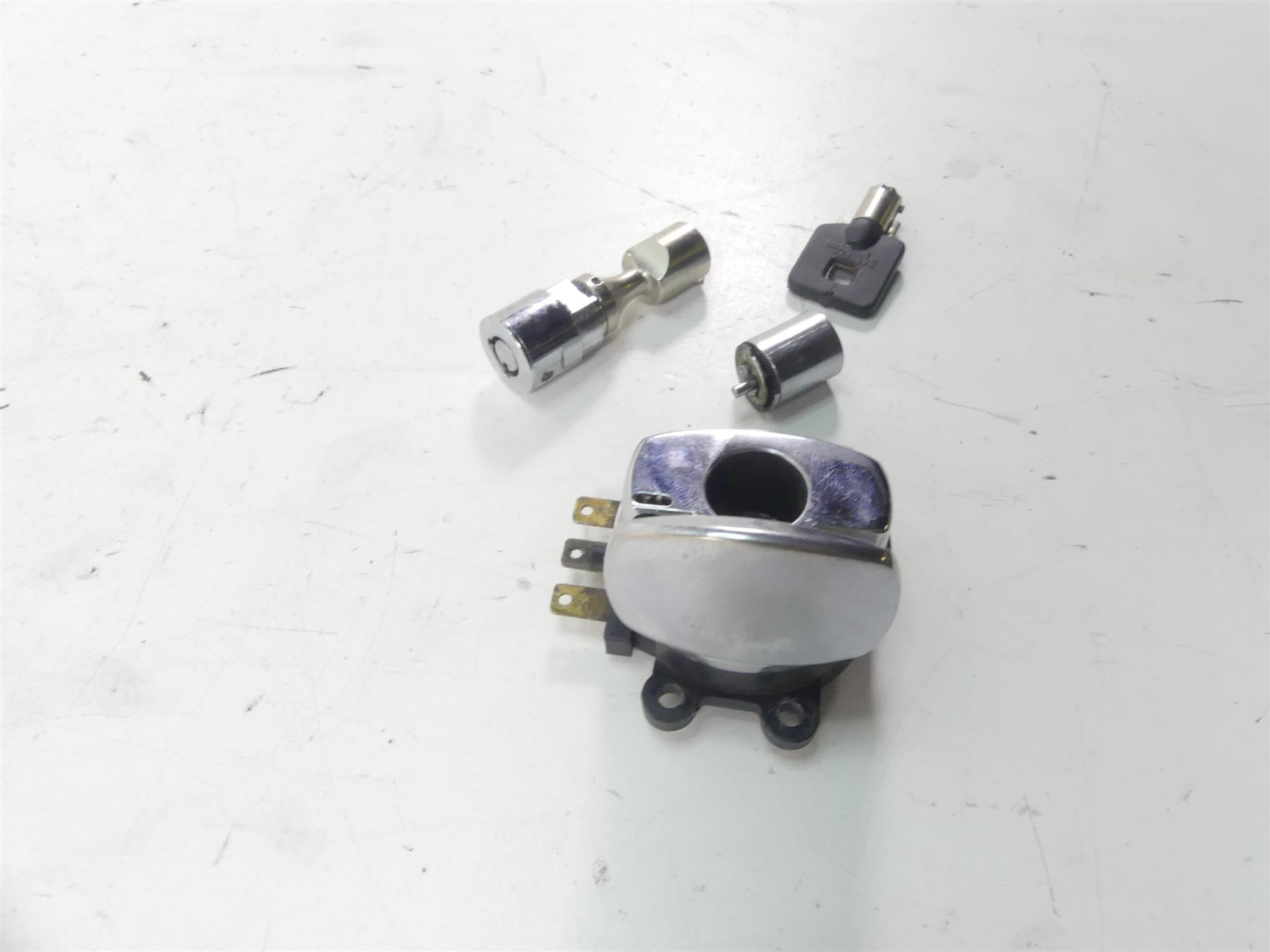 2004 Harley Softail FXSTD SE CVO Deuce Ignition Switch Key Lock Set 71450-04 {{ shop.shopifyCountryName }} - Mototech271