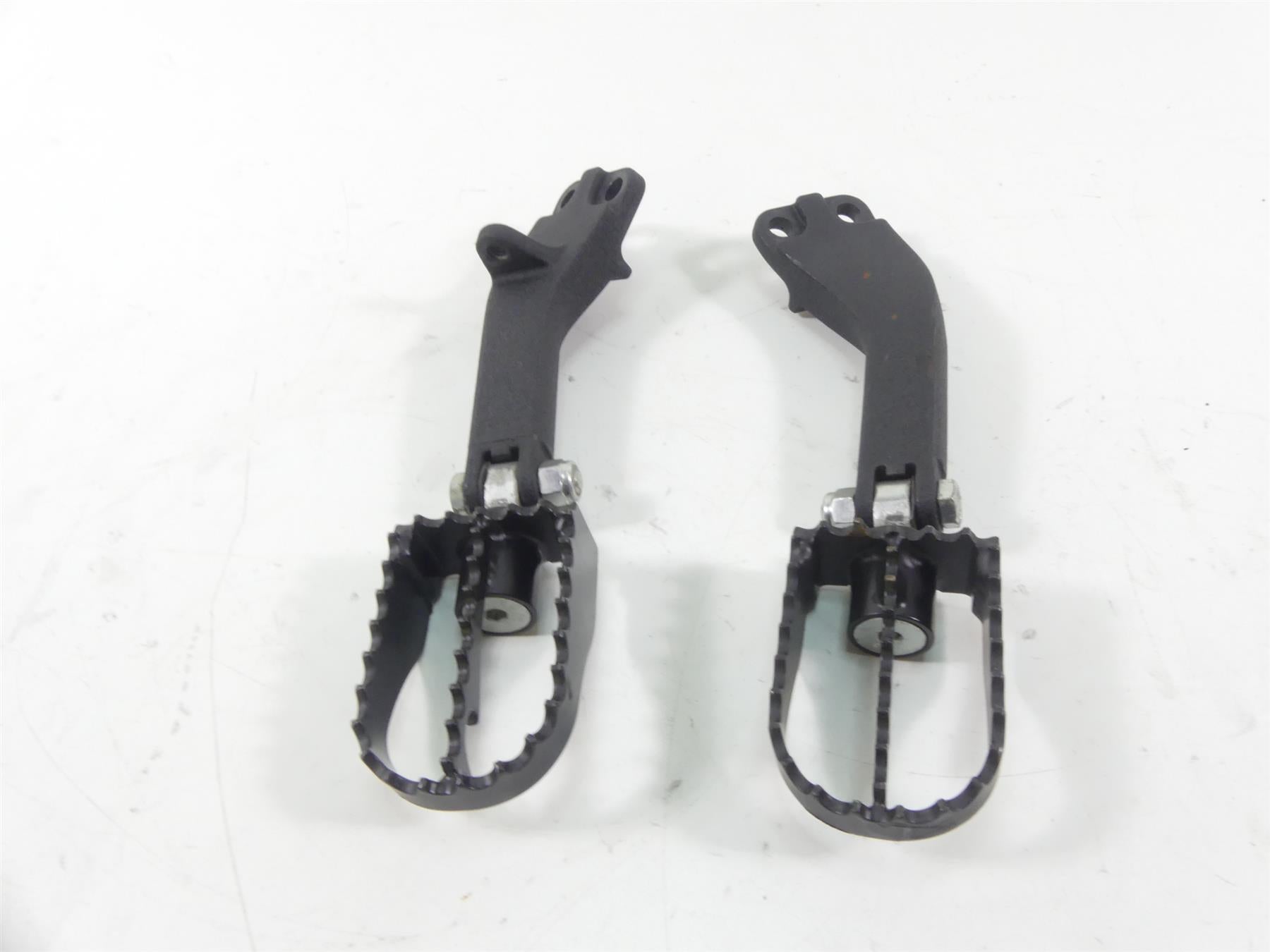 2016 Harley FXDLS Dyna Low Rider Rear Passenger Footpeg Foot Peg Set 49224-06A | Mototech271