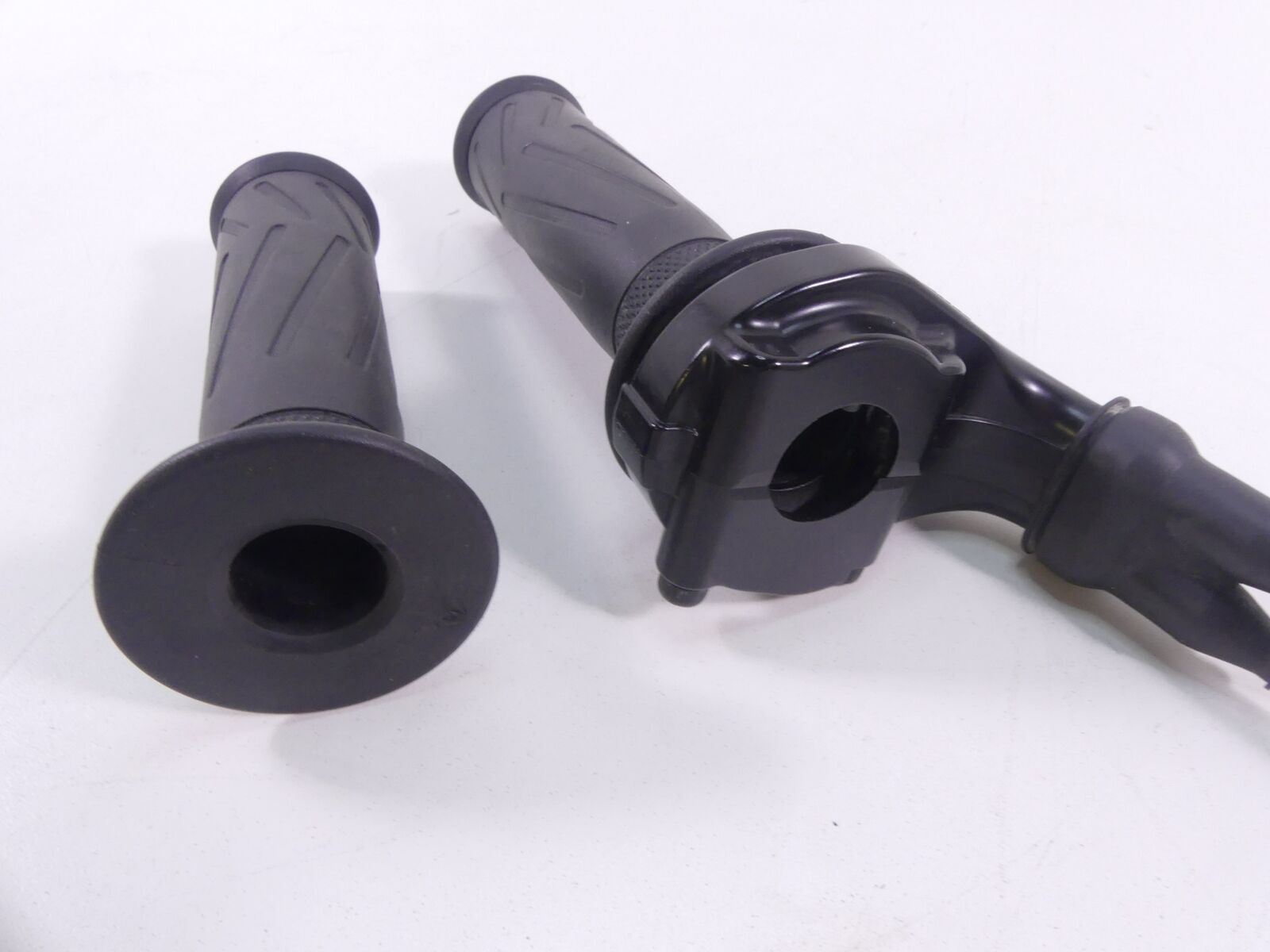 2019 Yamaha VMX17 V-Max 1700 Throttle Cable Grip Grab Set 4YR-26240-02-00 {{ shop.shopifyCountryName }} - Mototech271