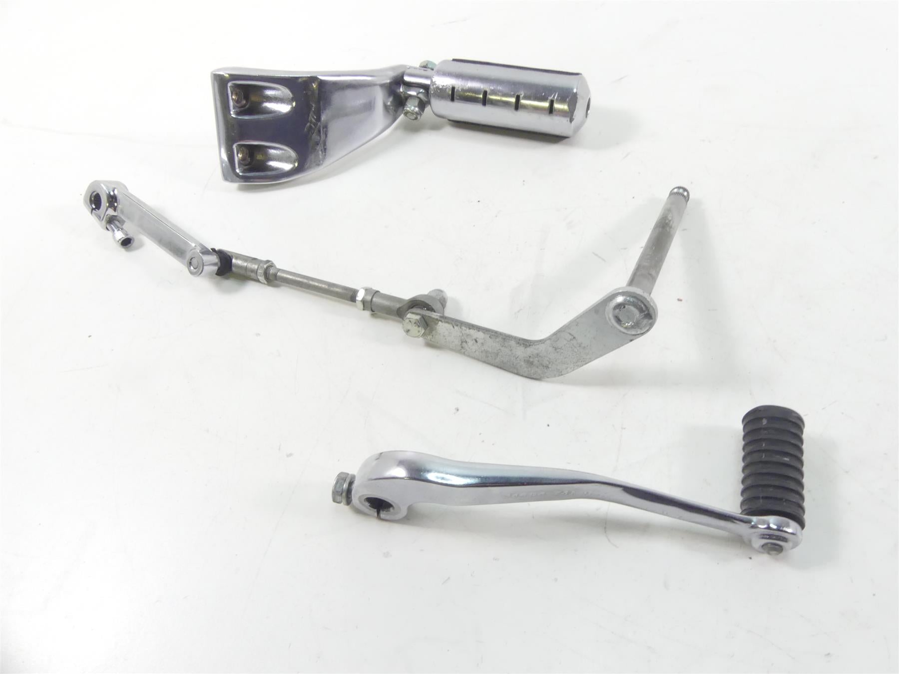1993 Harley Dyna FXDL Low Rider Left Front Mid Footpeg & Shifter 50639-90 {{ shop.shopifyCountryName }} - Mototech271