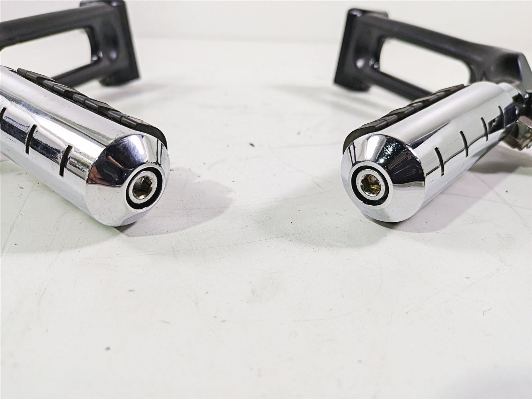 2006 Harley VRSCR Street V-Rod Passenger Footpeg Rest Set R 51087-06 L 51088-06 {{ shop.shopifyCountryName }} - Mototech271