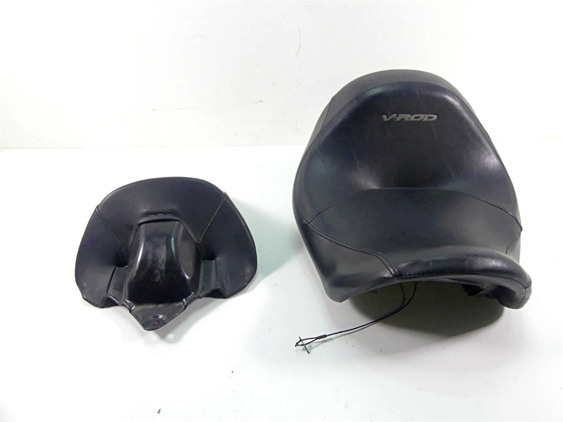 2005 Harley VRSCSE CVO V-Rod Front Rear Seat Saddle Set 51595-05 51594-05 {{ shop.shopifyCountryName }} - Mototech271