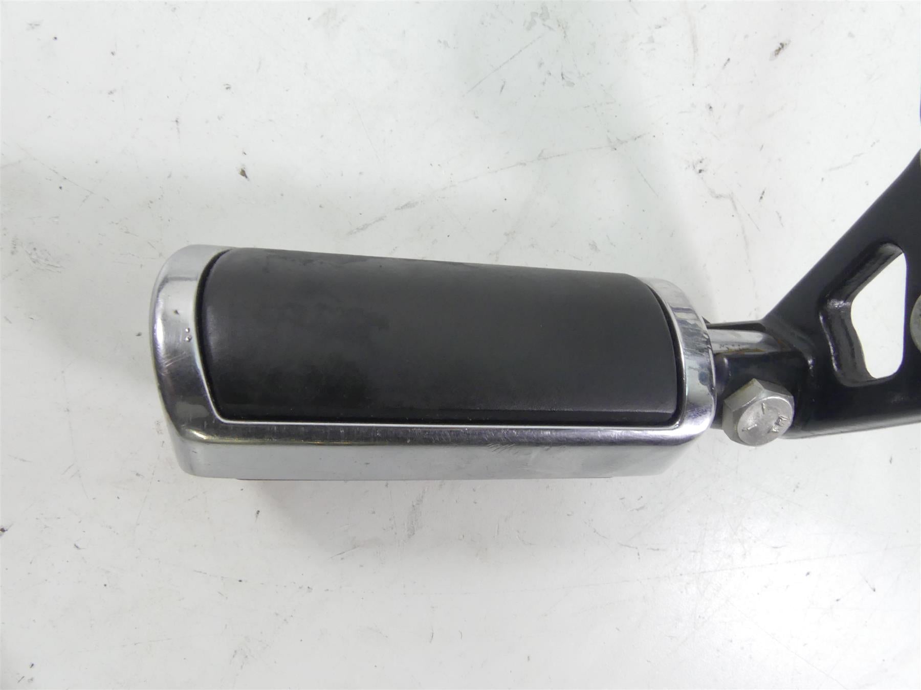 1998 Harley Dyna FXDL Low Rider Rear Passenger Foot Peg Set + Mount Arm 52740-94 {{ shop.shopifyCountryName }} - Mototech271