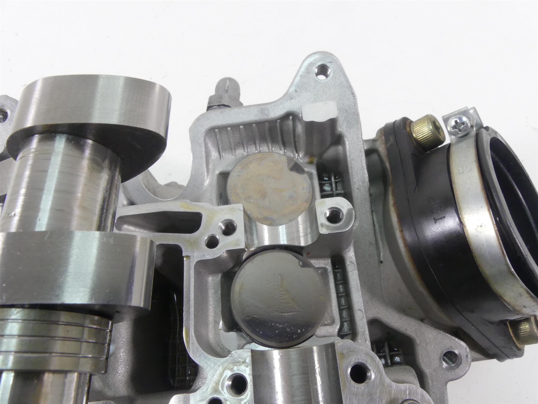2004 Aprilia RSV1000 R Mille Rear Cylinderhead Cylinder Head AP0613467 {{ shop.shopifyCountryName }} - Mototech271