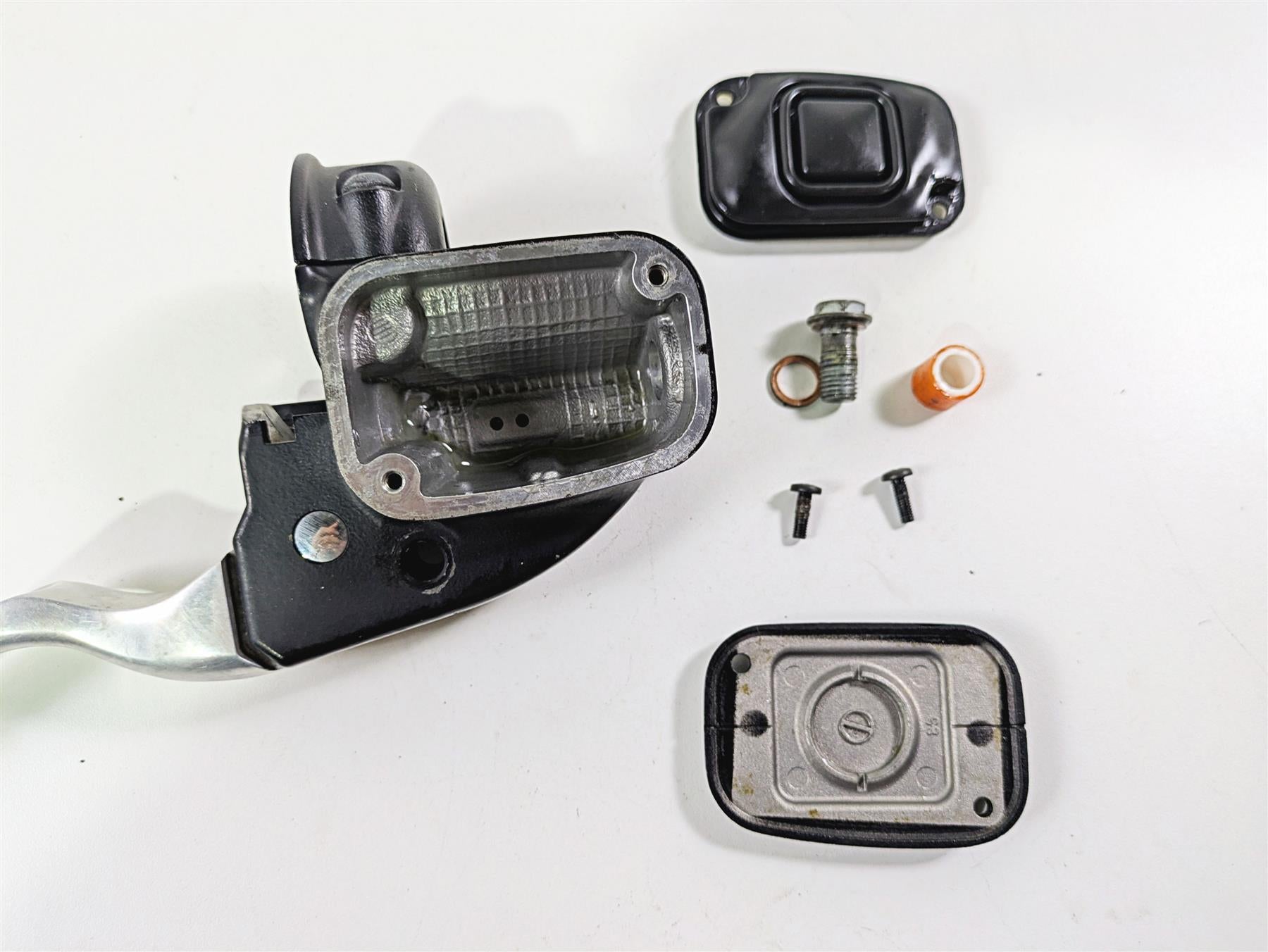 2018 Harley FLHCS Softail Heritage 115th Front Brake Master Cylinder 41700233 {{ shop.shopifyCountryName }} - Mototech271