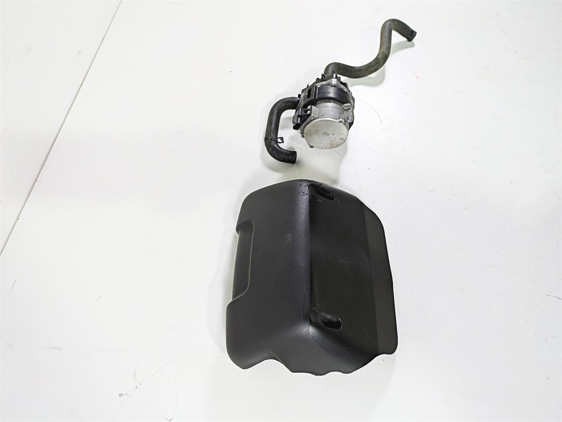 2017 Harley Touring FLHTKSE CVO E-Glide Water Pump + Lines & Cover 26600048A {{ shop.shopifyCountryName }} - Mototech271
