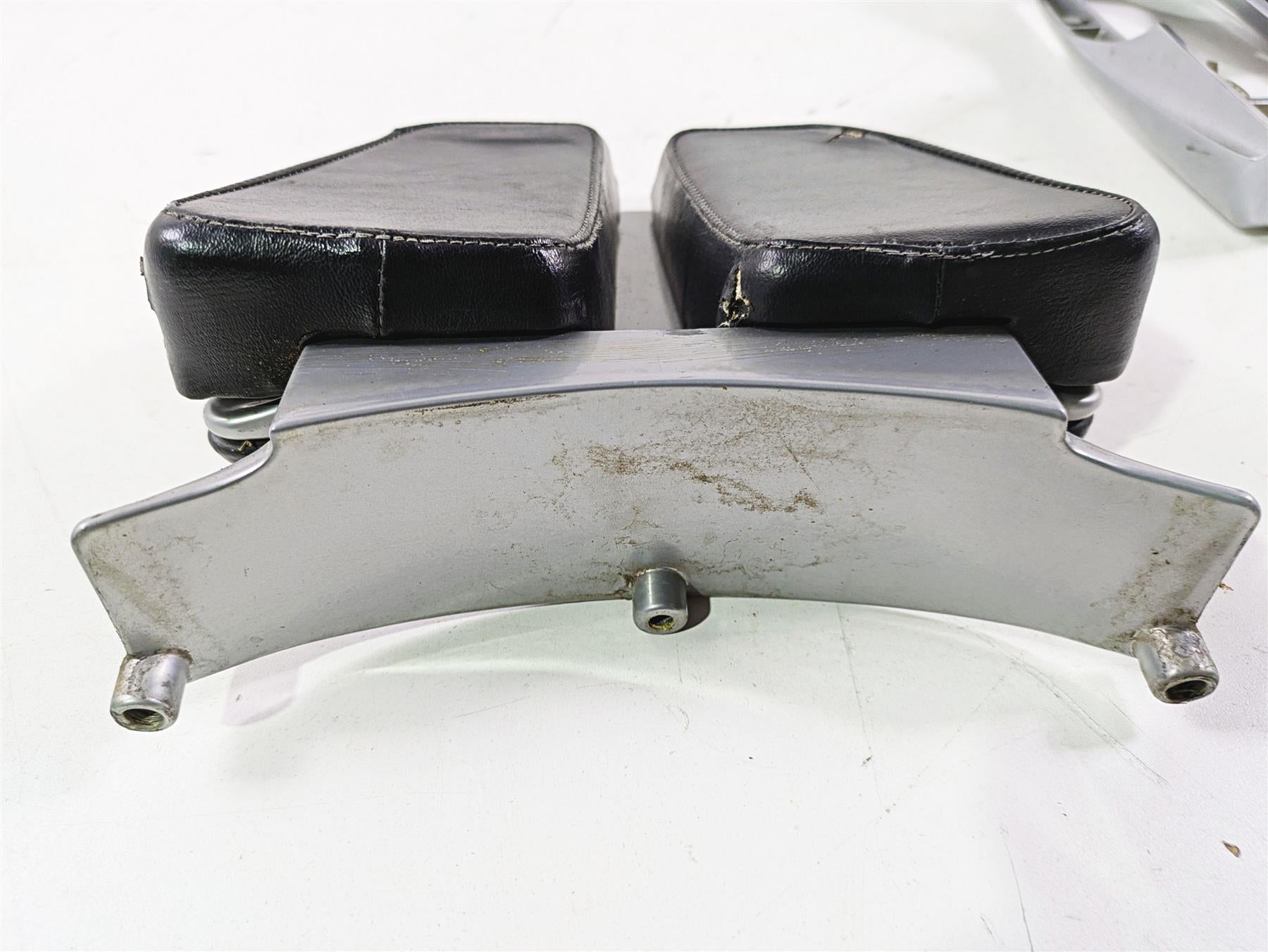 2013 Harley VRSCF Muscle Rod Passenger Backrest Luggage Rack Read 51600-09 {{ shop.shopifyCountryName }} - Mototech271