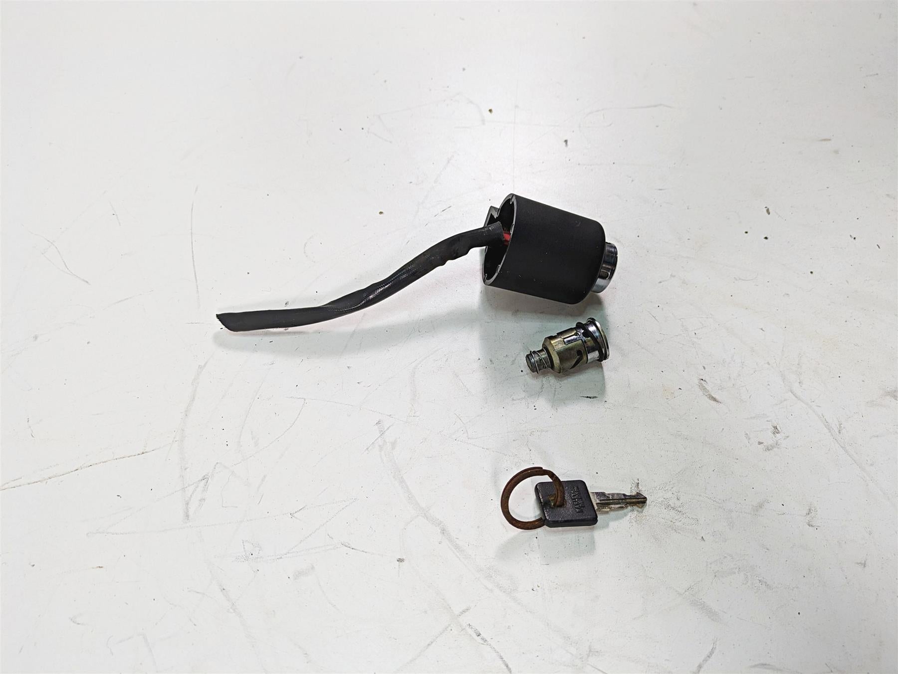 2006 Harley Sportster XL1200 Ignition Switch Steering Lock Key Set Read 71441-94 {{ shop.shopifyCountryName }} - Mototech271