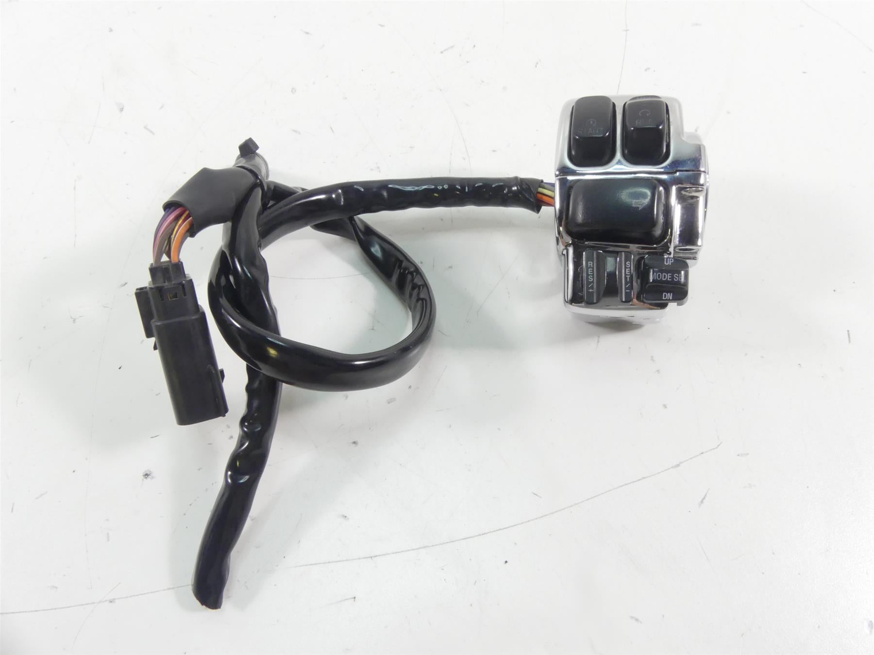 2007 Harley Touring FLHTCU SE CVO Electra Glide Right Control Switch 71684-06A {{ shop.shopifyCountryName }} - Mototech271
