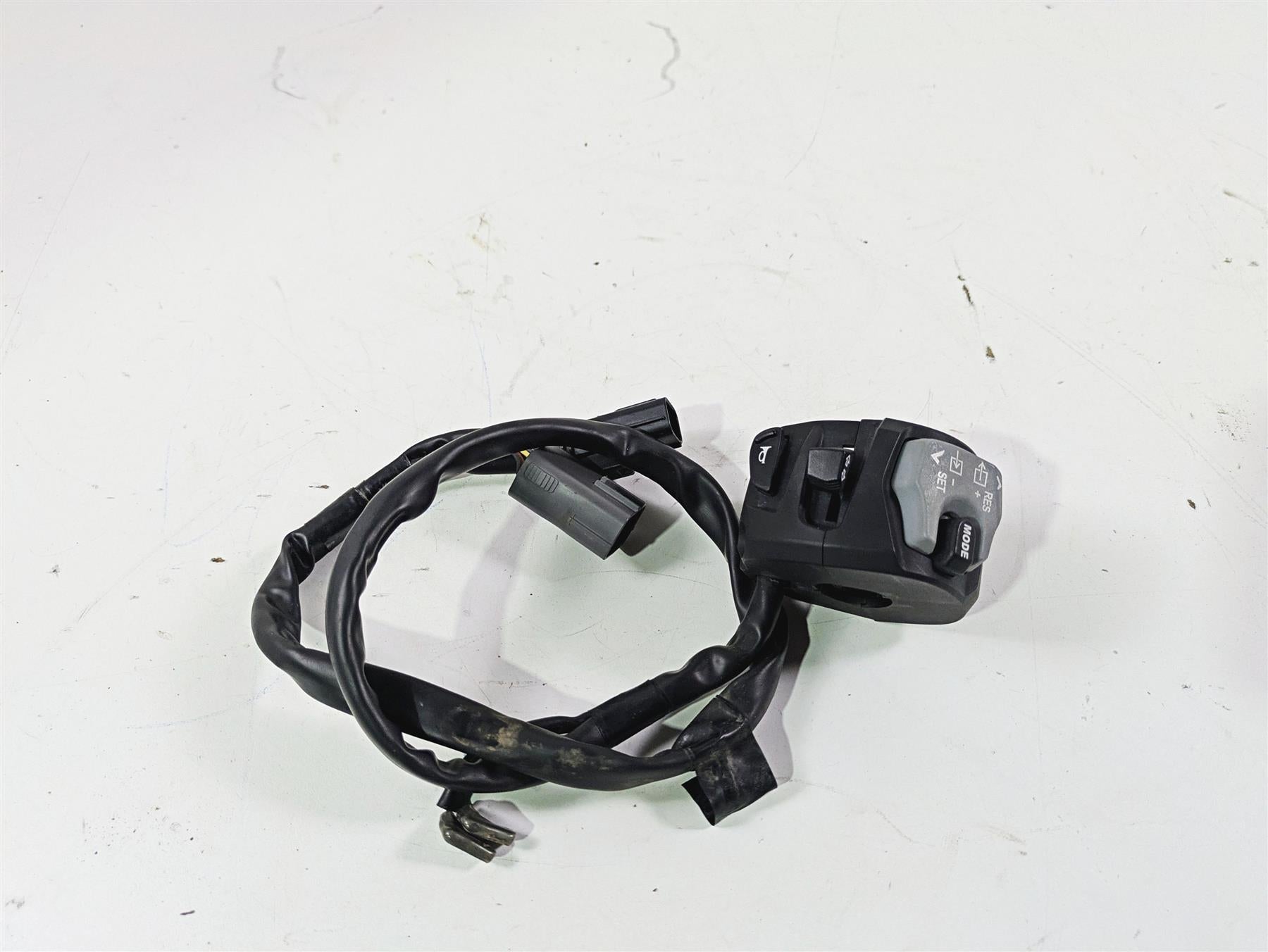 2020 Suzuki V-Strom 1050 XT Left Hand Turn Signal Control Switch 37400-06L00 {{ shop.shopifyCountryName }} - Mototech271