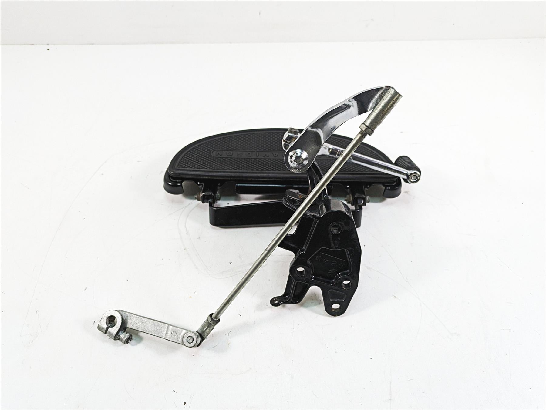 2009 Harley Softail FLSTSB Cross Bones Left Floorboard & Shifter Set 33630-07A {{ shop.shopifyCountryName }} - Mototech271