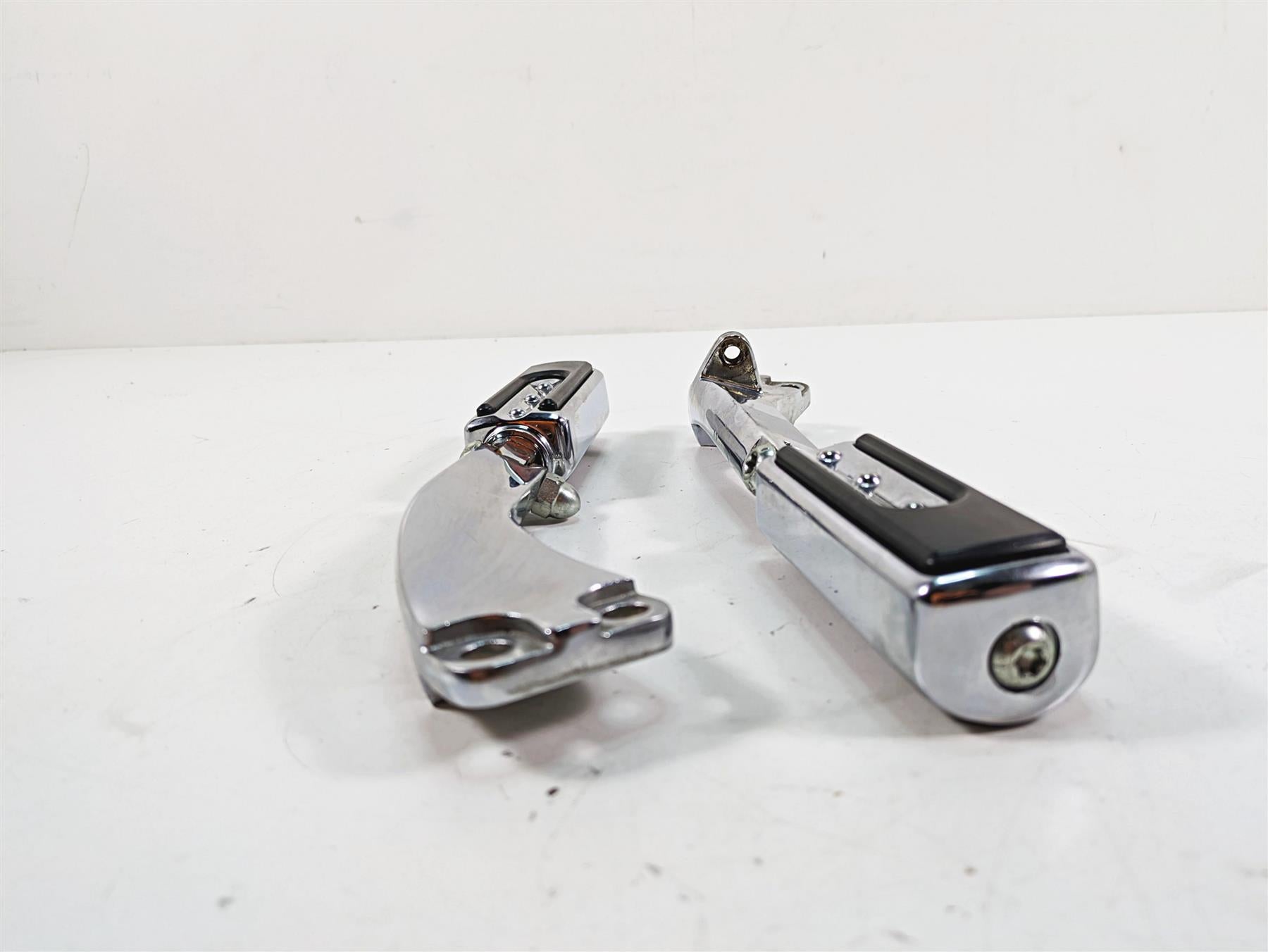 2009 Harley Dyna FXDFSE CVO Fat Bob Rear Passenger Footpeg Set 49250-06 49251-06 {{ shop.shopifyCountryName }} - Mototech271