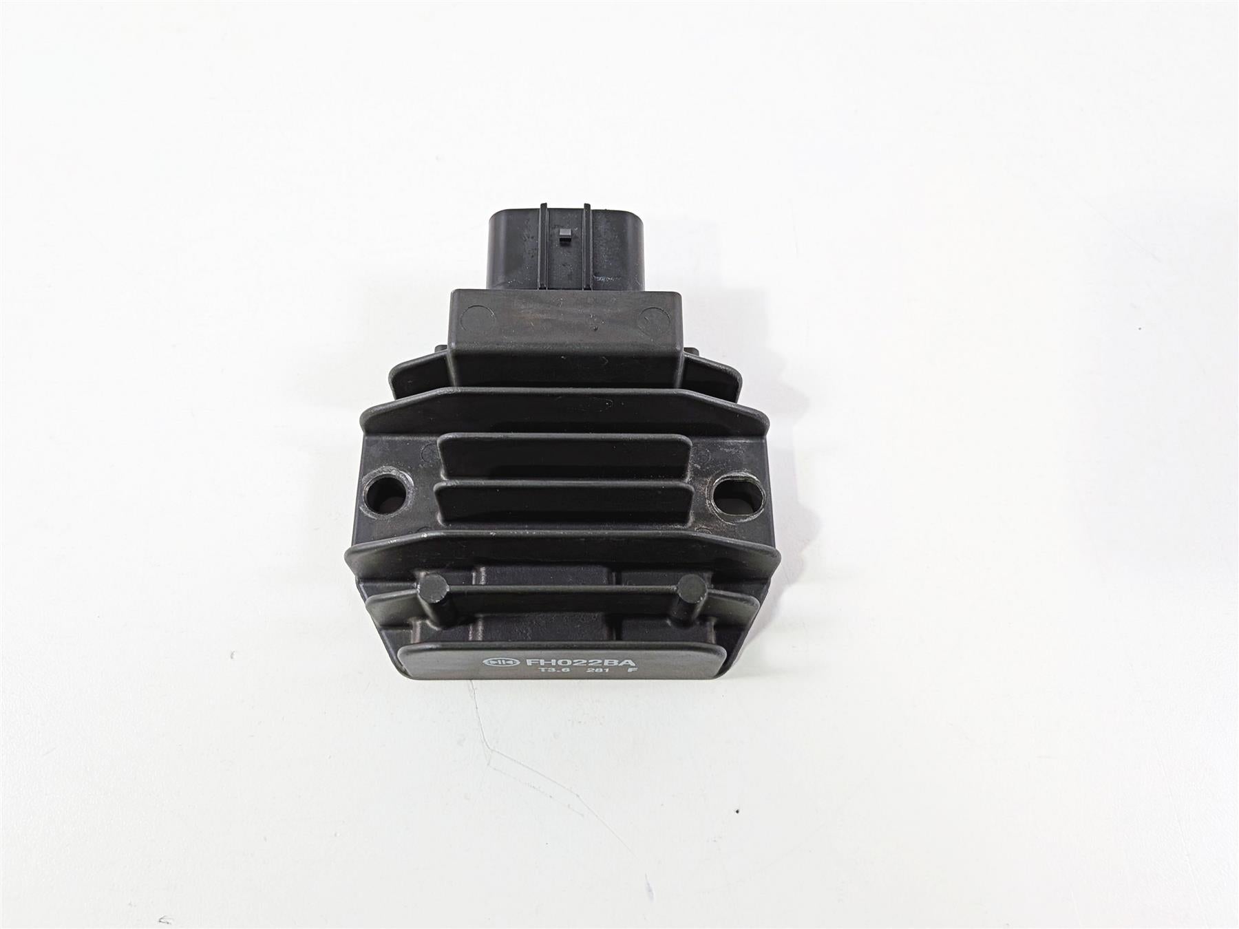 2024 Yamaha YZF R1 RN65 Rectifier Voltage Regulator FH022BA 2CR-81960-00-00 {{ shop.shopifyCountryName }} - Mototech271