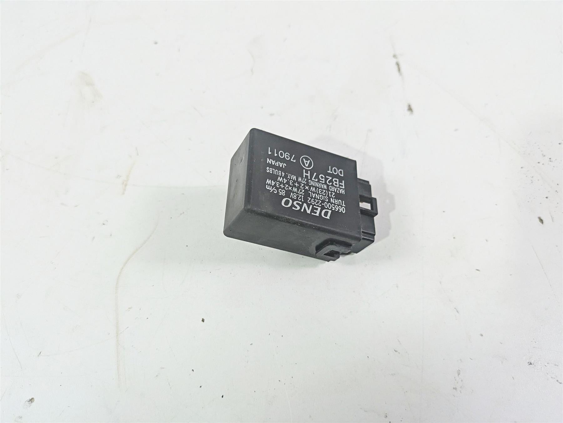 2006 Yamaha XVS650 V-Star Classic Turn Signal Flasher Relay 2UJ-83350-01-00 {{ shop.shopifyCountryName }} - Mototech271
