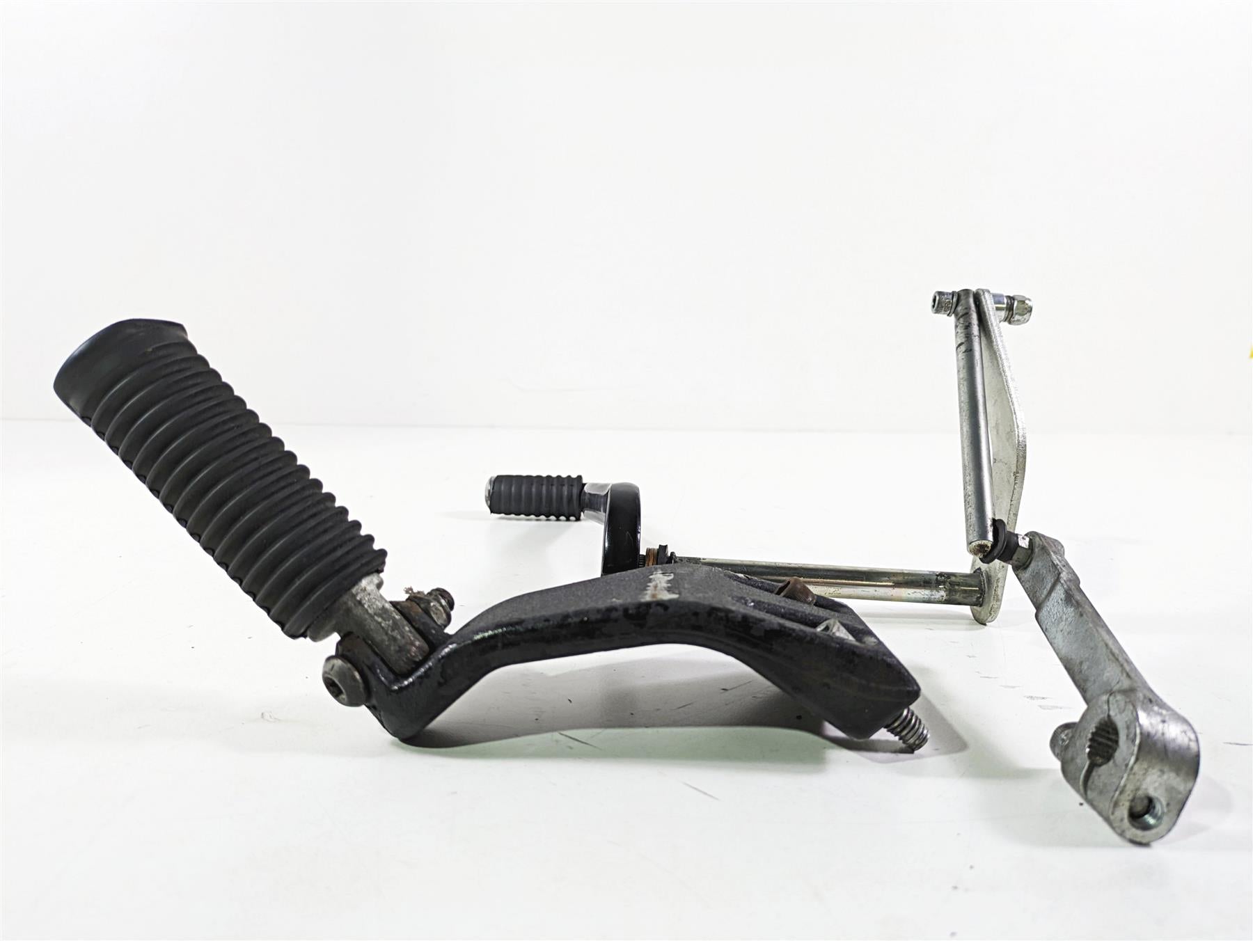 2017 Harley Dyna FXDB Street Bob Front Left Mid Footpeg & Shifter 50667-07 {{ shop.shopifyCountryName }} - Mototech271