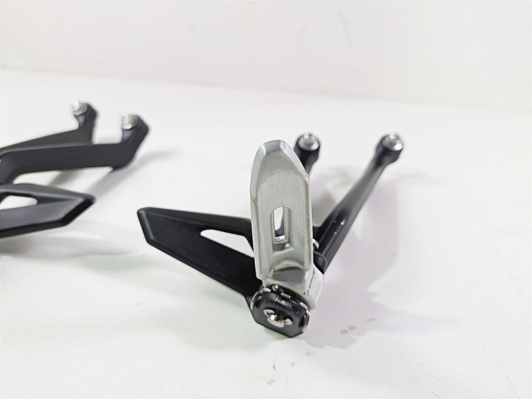 2024 Triumph Street Triple 765 R Rear Passenger Footpeg Set T2088156 T2088157 {{ shop.shopifyCountryName }} - Mototech271