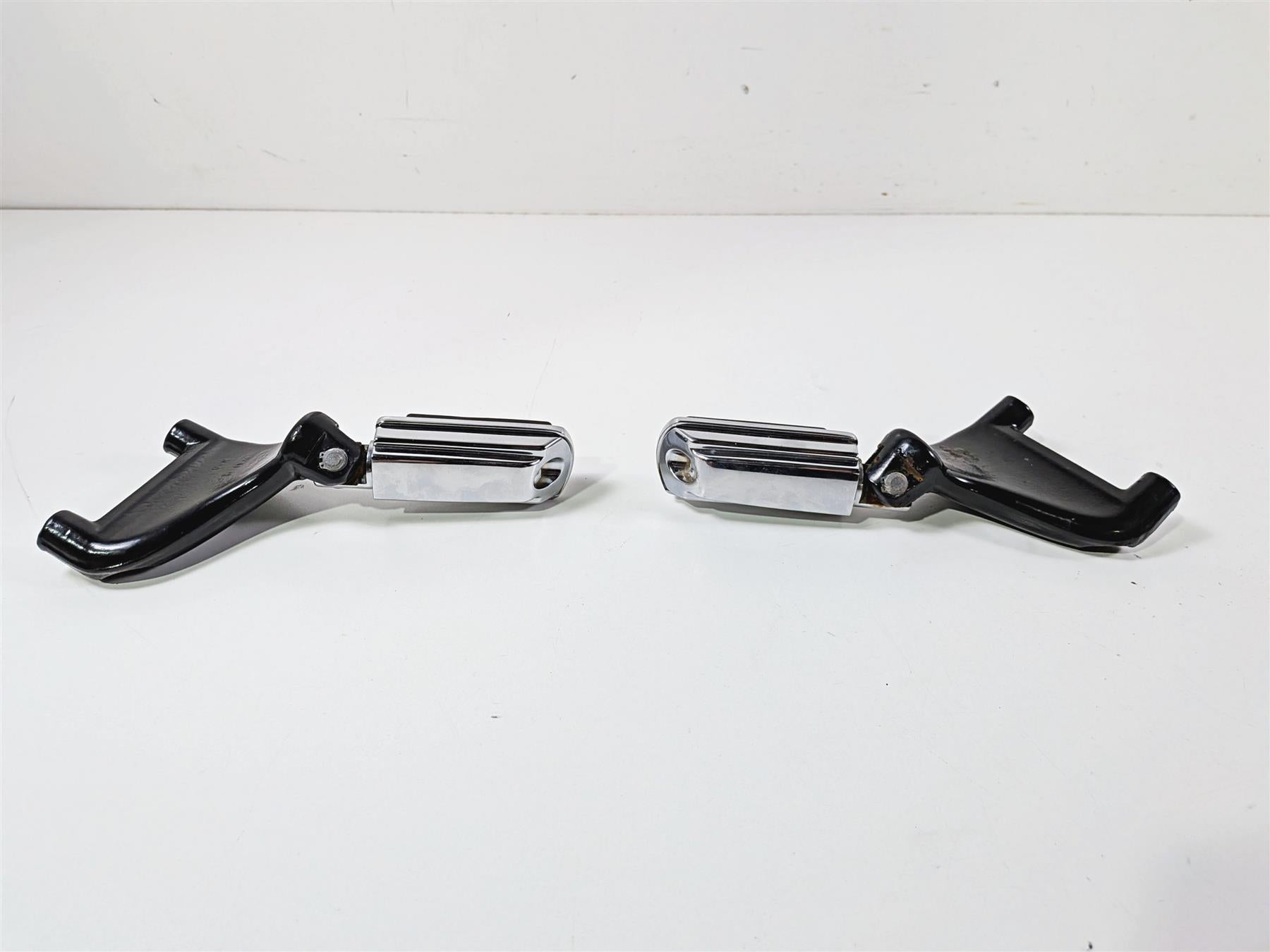 2006 Harley Sportster XL883 Low Passenger Foot Peg Set Chrome 49314-04 49315-04 {{ shop.shopifyCountryName }} - Mototech271