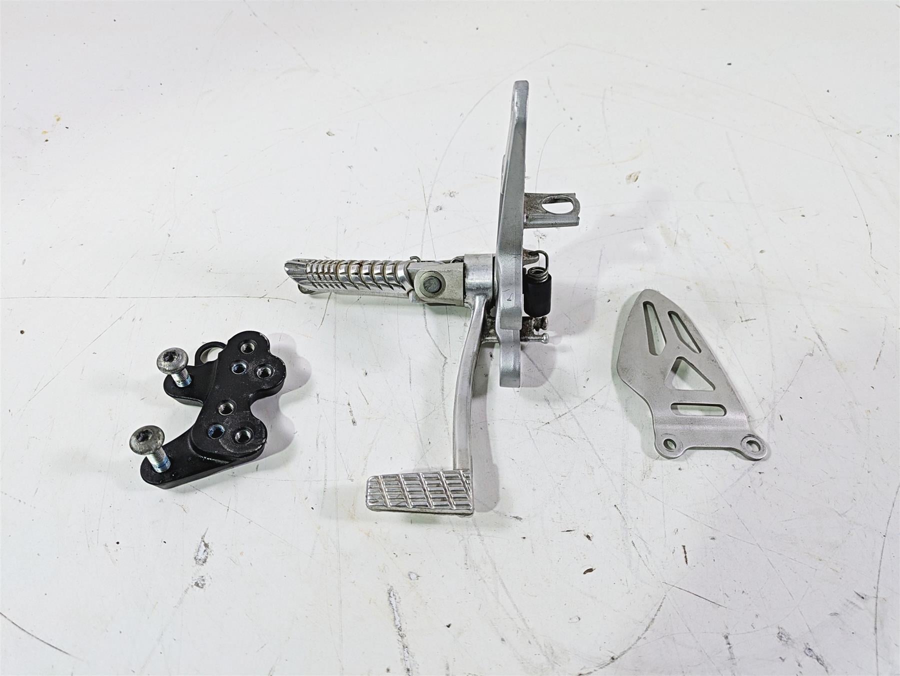 2016 Suzuki GSXR1000 Right Front Foot Peg Brake Pedal & Mount Set 3511-47H10 {{ shop.shopifyCountryName }} - Mototech271