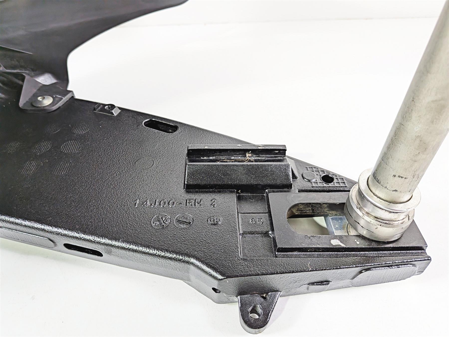 2024 Suzuki GSXR 600 Rear Swing Arm Swingarm & Guard 61000-14J01-YAP {{ shop.shopifyCountryName }} - Mototech271