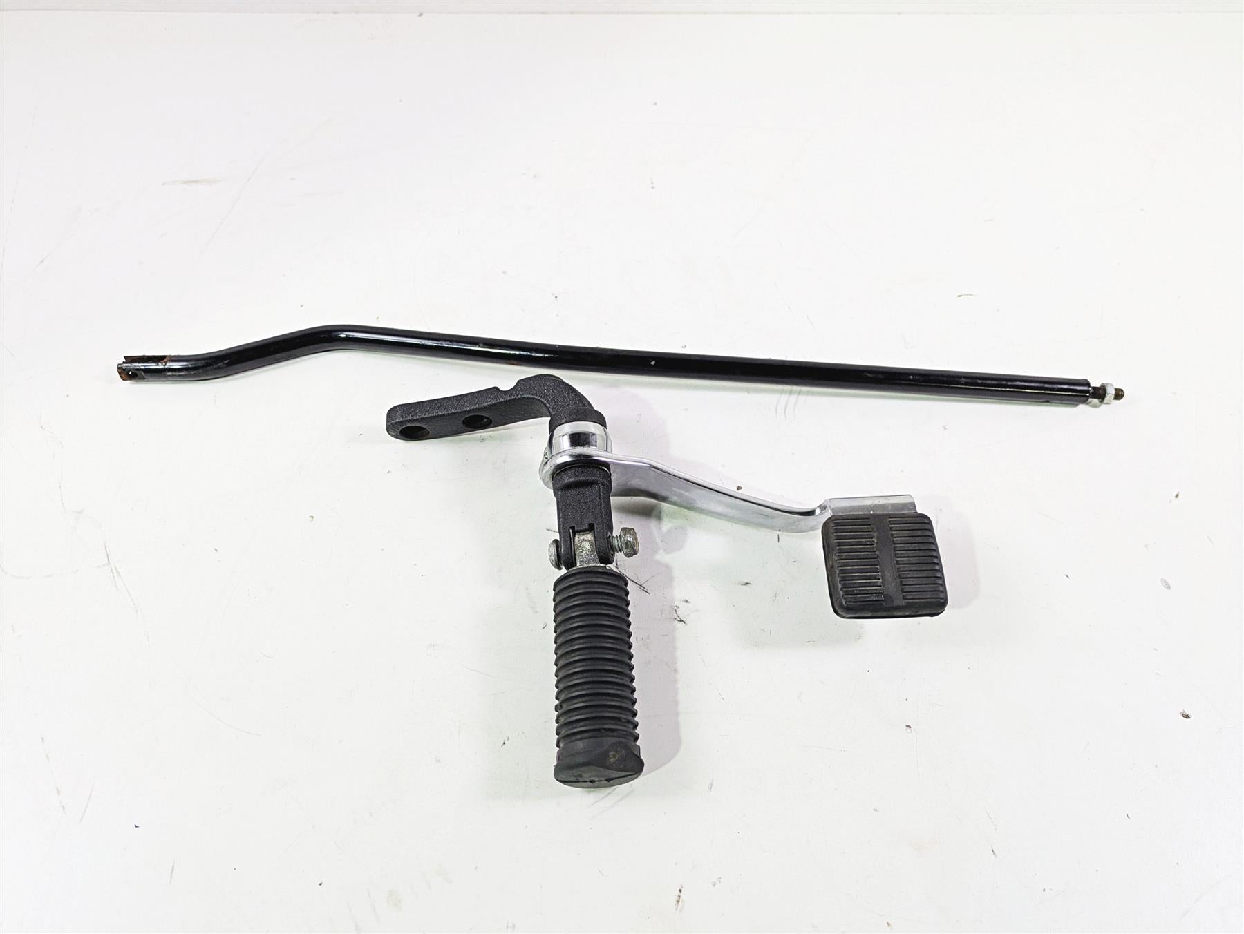 2015 Harley FXDF Dyna Fat Bob Front Right Fw Foot peg & Brake Pedal 42663-03A {{ shop.shopifyCountryName }} - Mototech271