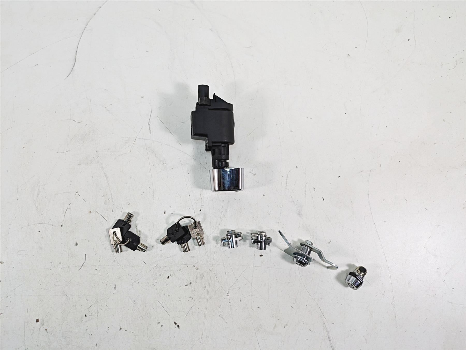 2010 Harley Touring FLHTCU Electra Glide Ignition Switch Key Lock Set 71572-06 {{ shop.shopifyCountryName }} - Mototech271
