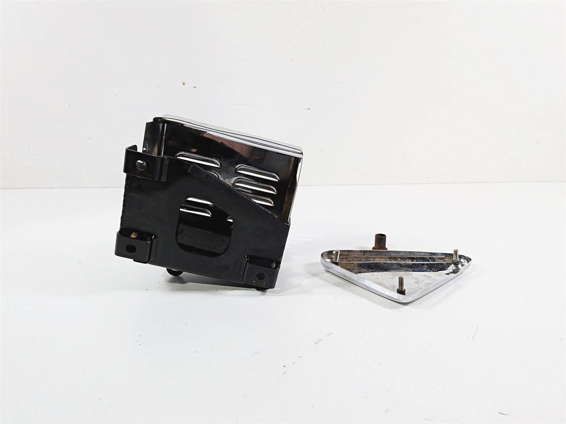 1995 Harley XL883 Sportster Hugger Battery Holder, Cover & Triangle 66194-94A {{ shop.shopifyCountryName }} - Mototech271