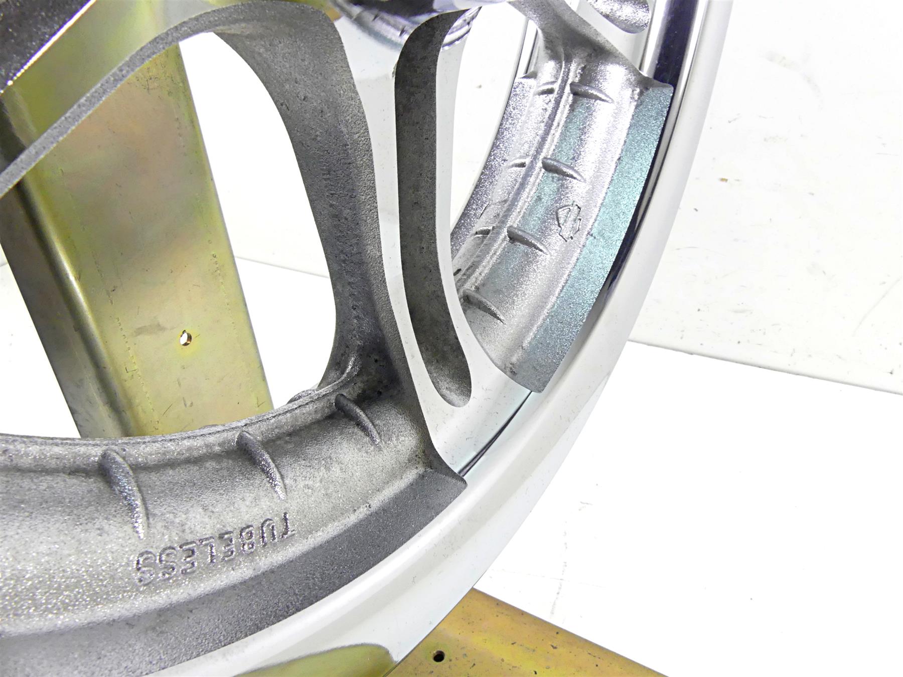 2006 Harley Touring FLHTCU SE E-Glide 16x3 Front Wheel Rim - Read 43920-02 {{ shop.shopifyCountryName }} - Mototech271