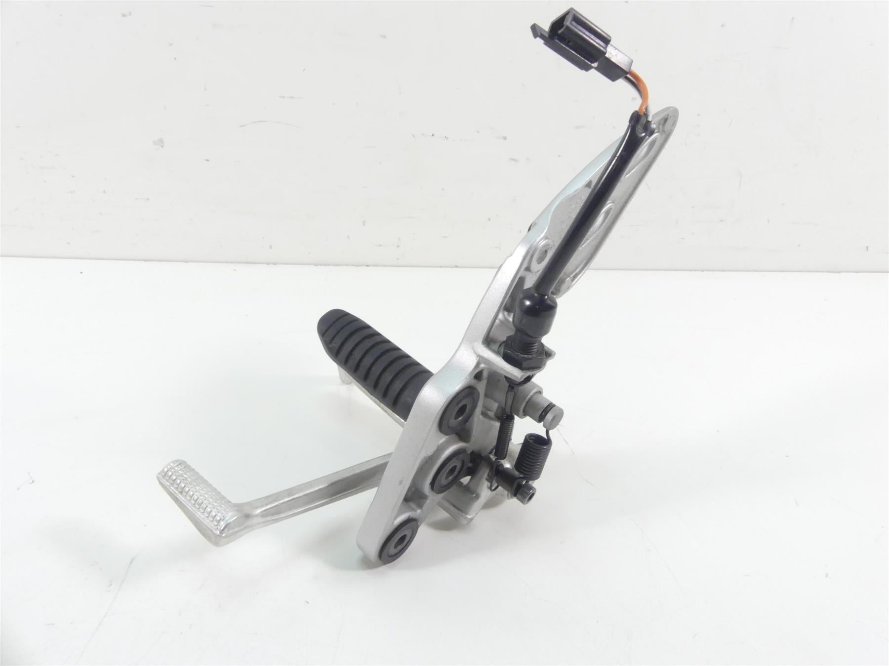 2020 Suzuki GSX1300 R Hayabusa Right Front Footpeg & Brake Pedal 43510-15H00 {{ shop.shopifyCountryName }} - Mototech271