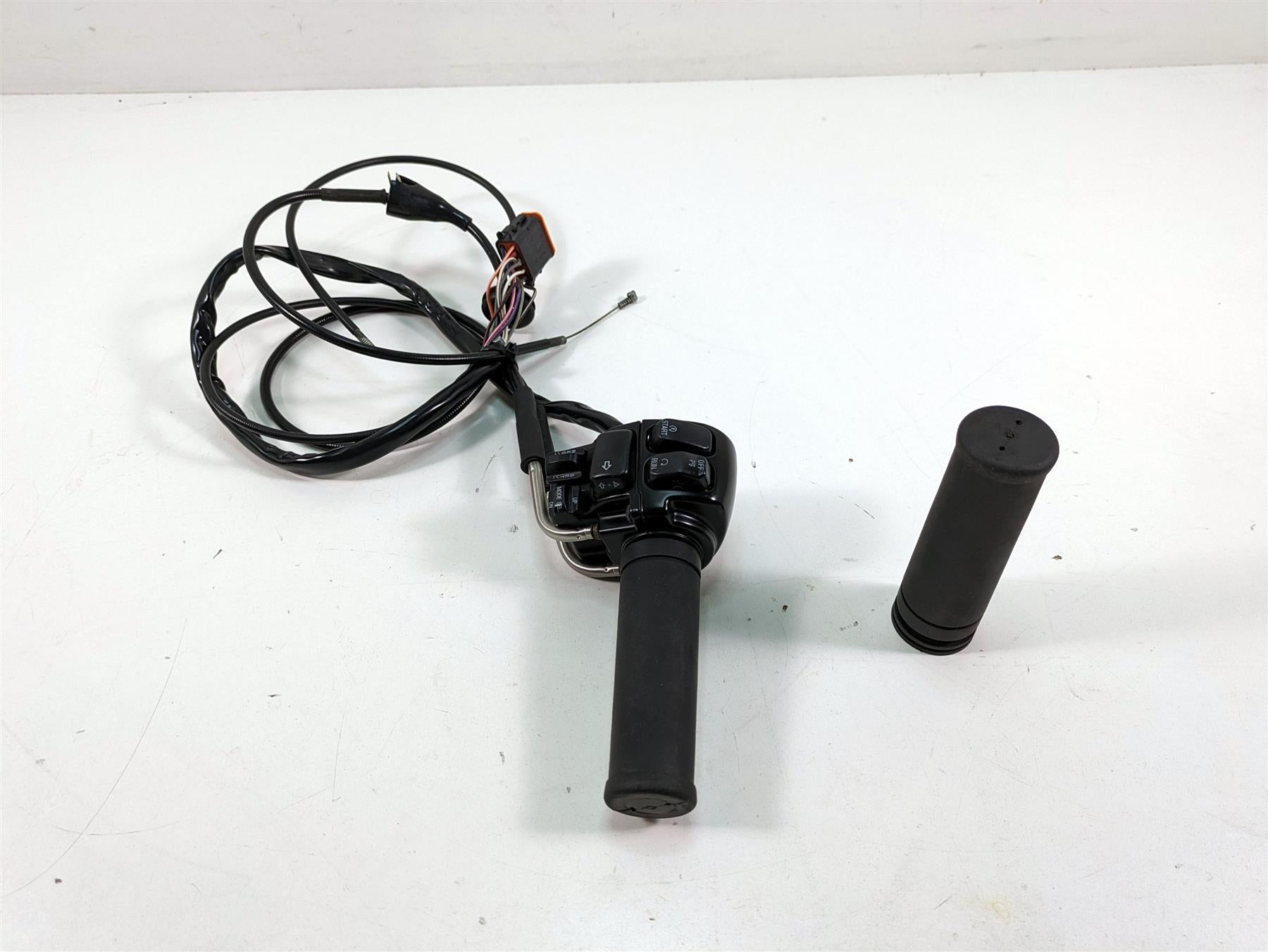 2006 Harley Touring FLHTCUI Electra Glide Right Hand Control Switch 71684-06A {{ shop.shopifyCountryName }} - Mototech271