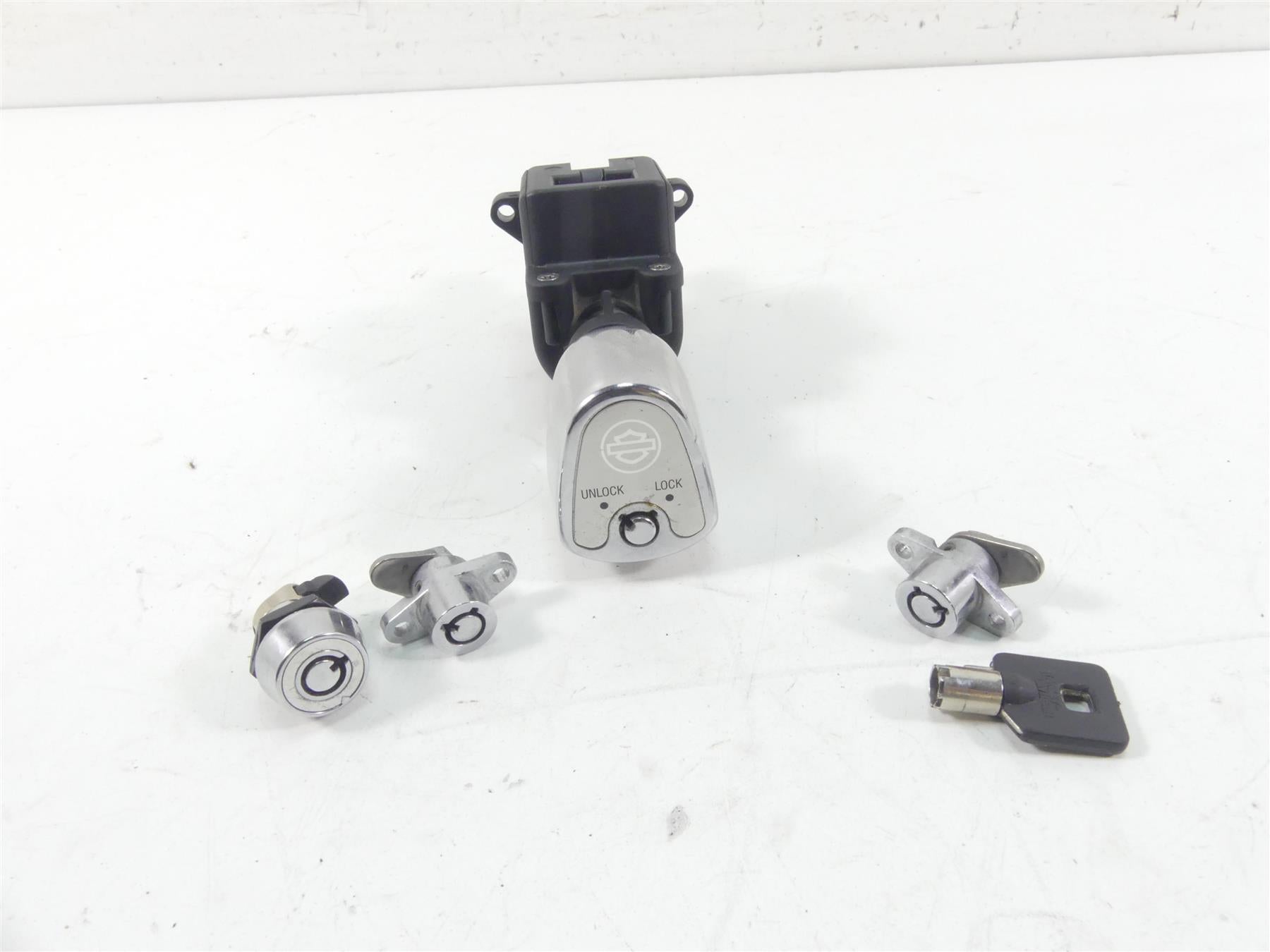 2013 Harley Touring FLTRX Road Glide Ignition Switch Key Lock Set 71572-06 {{ shop.shopifyCountryName }} - Mototech271