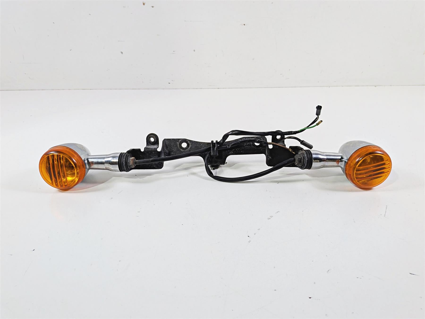 2006 Suzuki VL800 C50 Boulevard Front Blinkers & Mount Bar 35601-41FB1 {{ shop.shopifyCountryName }} - Mototech271
